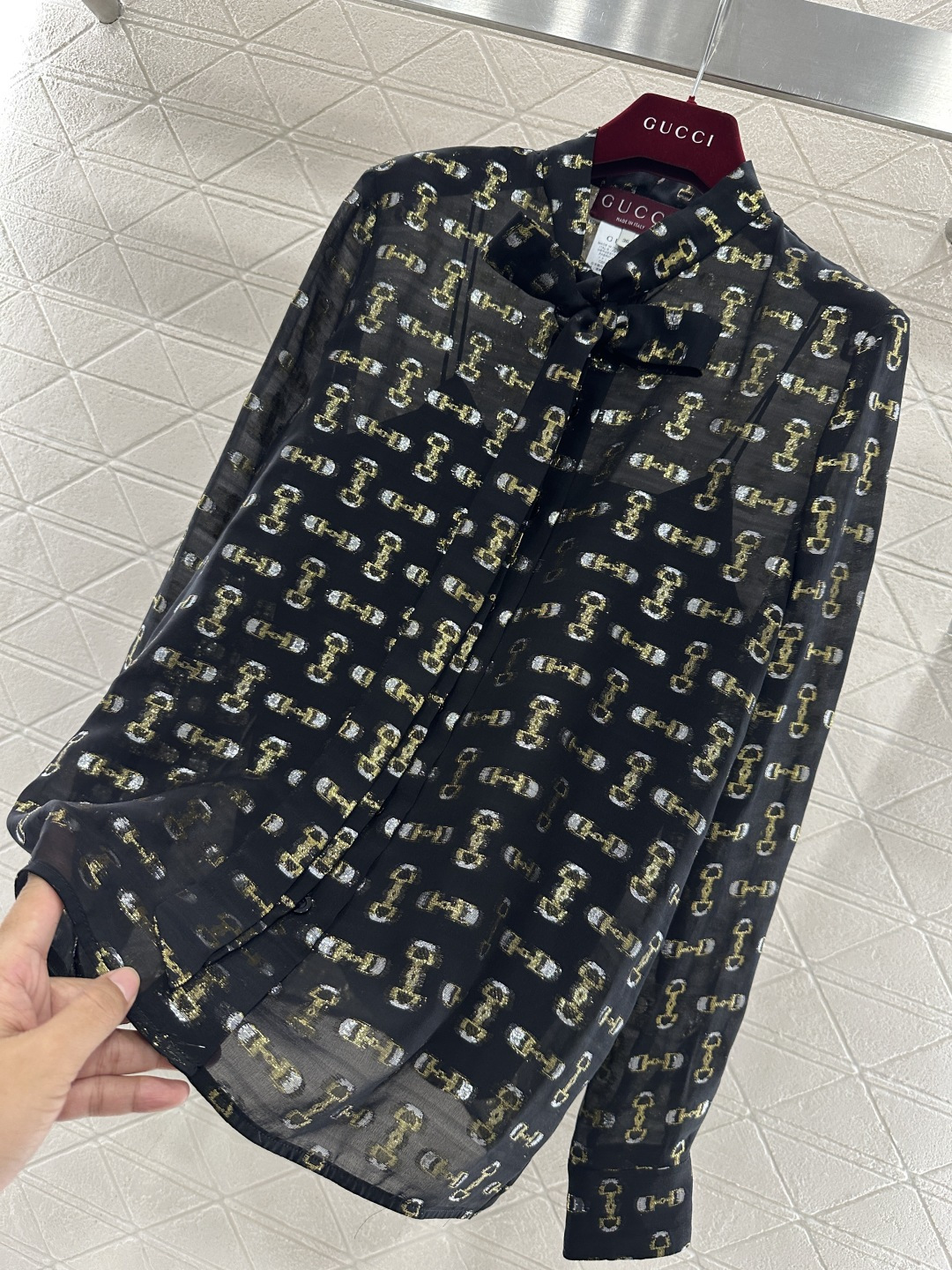 ♥Gucc*♥2026新品上架 真丝提花衬衫定制YB进口百分百桑蚕丝材质，质感光泽，舒适养肤，黑底鎏金的