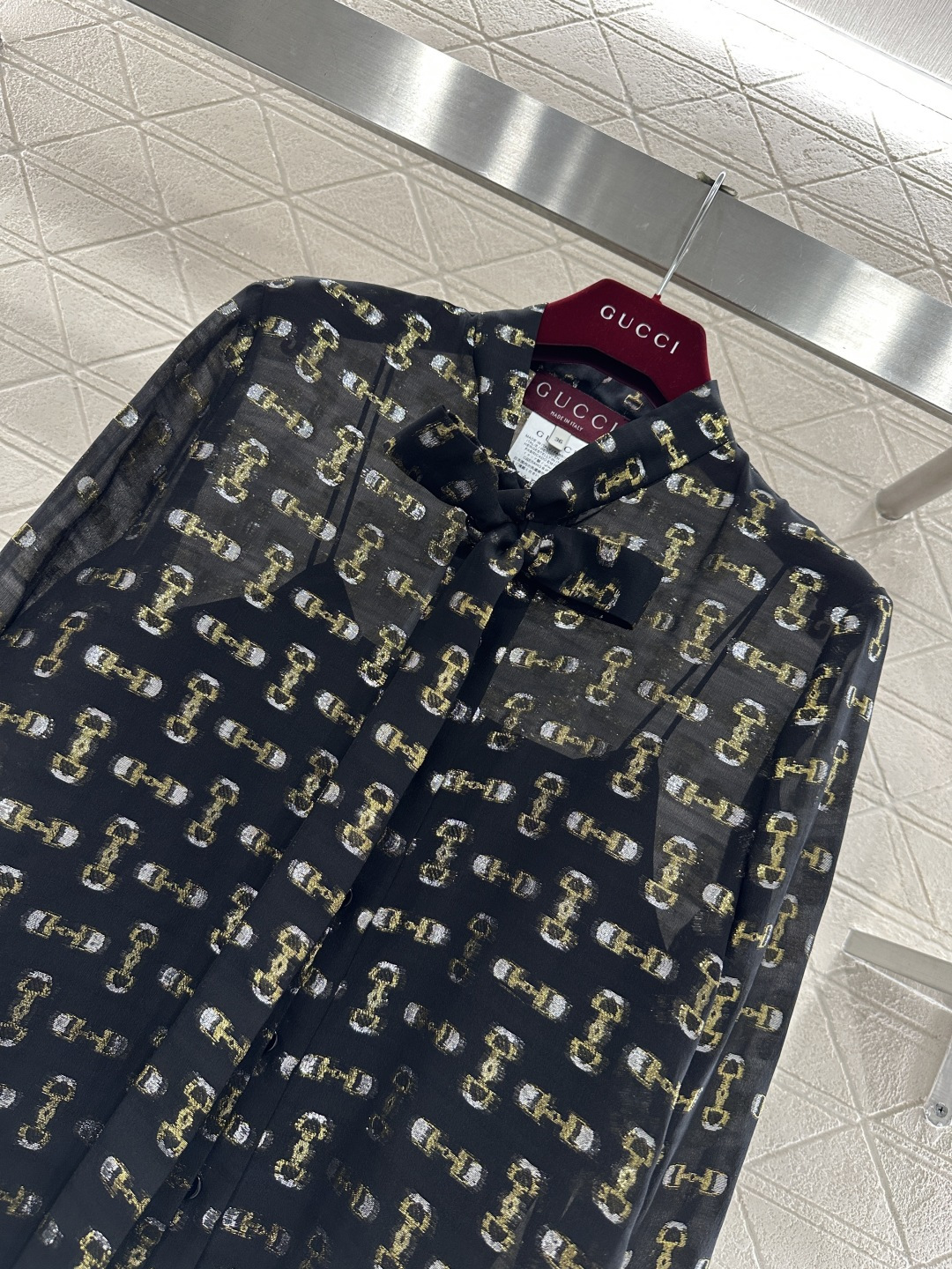 ♥Gucc*♥2026新品上架 真丝提花衬衫定制YB进口百分百桑蚕丝材质，质感光泽，舒适养肤，黑底鎏金的