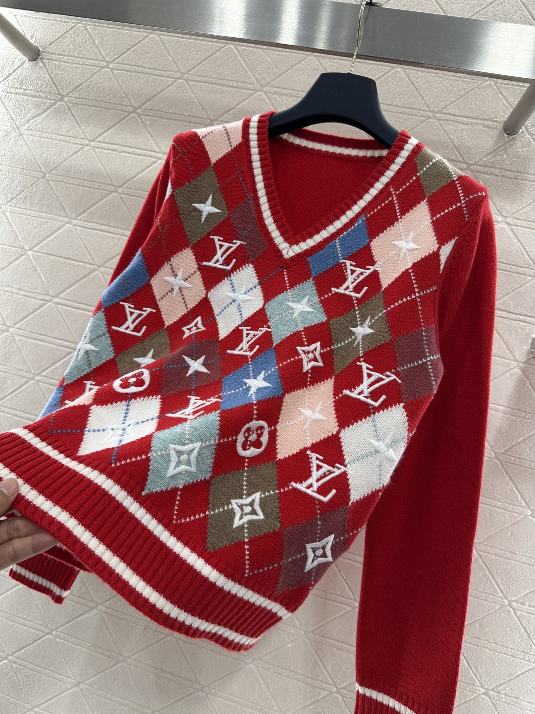 ♥Louis vuitto*♥2025新品上架 桃心领刺绣套头毛衣定制YB羊毛针织材质，质感高级，舒适保