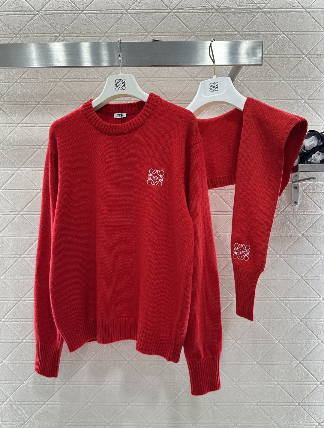 ♥Loew*♥2026新品上架 披肩领两件套针织毛衣定制YB羊毛纱线织造，质感细腻，穿搭舒适，圆领针织套