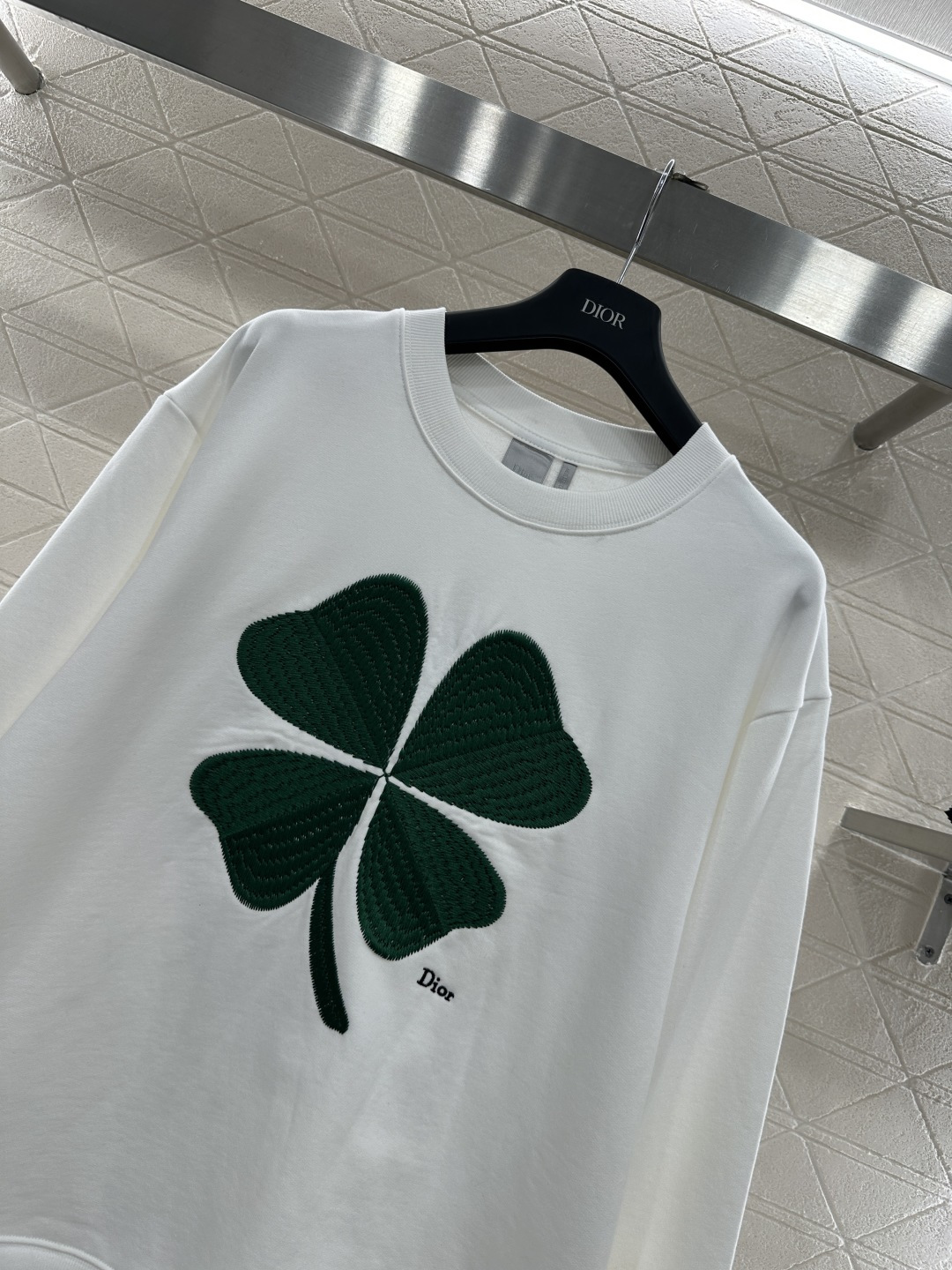 ♥Dio*♥2026新品上架 圆领刺绣四叶草字母卫衣定制YB原生全棉材质，穿搭透气，舒适有型，圆领套头卫