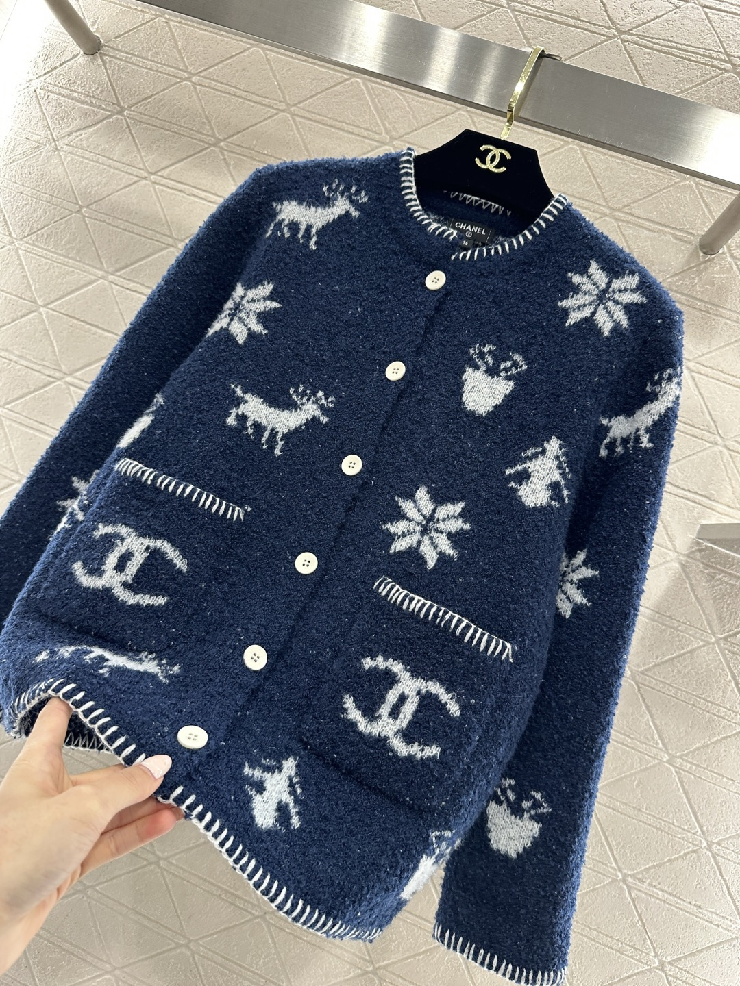 ♥Chane*♥2026新品上架 提花针织开衫定制YB羊毛纱线织造，质感细腻，穿搭舒适，圆领开衫剪裁，提