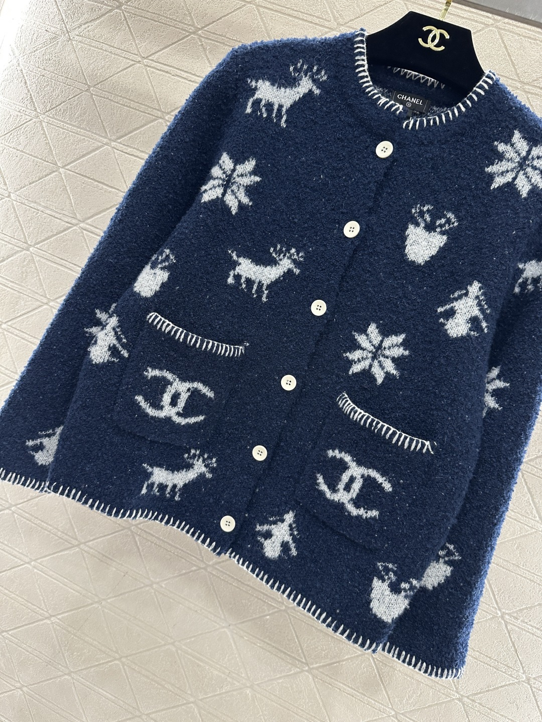 ♥Chane*♥2026新品上架 提花针织开衫定制YB羊毛纱线织造，质感细腻，穿搭舒适，圆领开衫剪裁，提