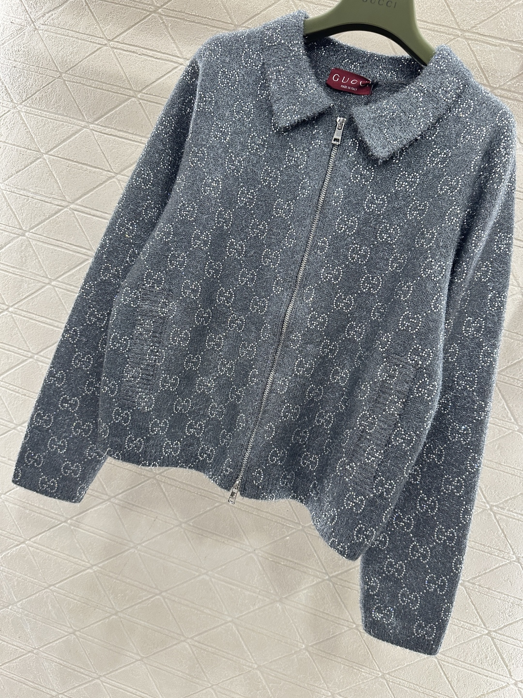 ♥Gucc*♥2026新品上架 翻领烫钻提花针织外套定制YB棉毛纱线织造，提花工艺处理，通体立体菱格分布