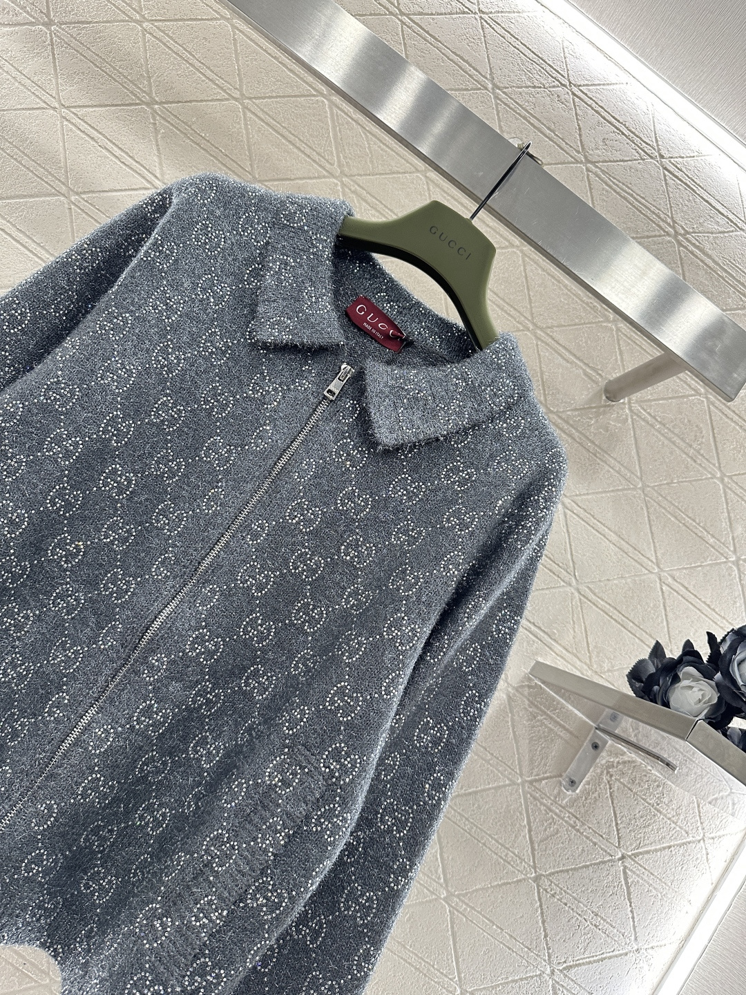 ♥Gucc*♥2026新品上架 翻领烫钻提花针织外套定制YB棉毛纱线织造，提花工艺处理，通体立体菱格分布