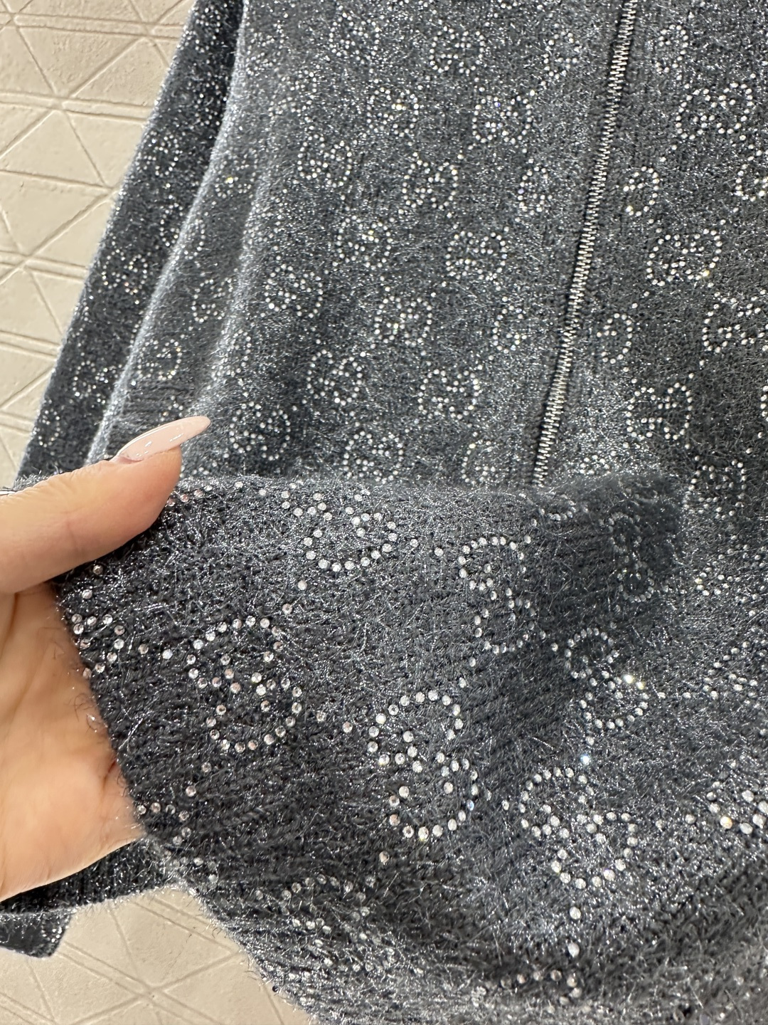 ♥Gucc*♥2026新品上架 翻领烫钻提花针织外套定制YB棉毛纱线织造，提花工艺处理，通体立体菱格分布