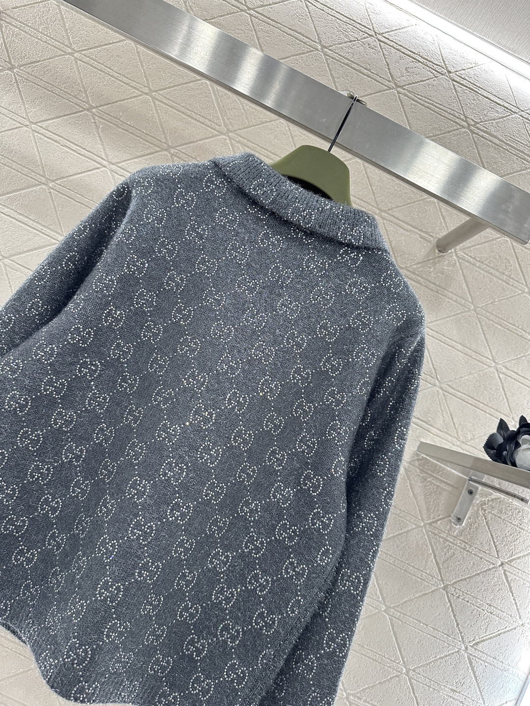 ♥Gucc*♥2026新品上架 翻领烫钻提花针织外套定制YB棉毛纱线织造，提花工艺处理，通体立体菱格分布