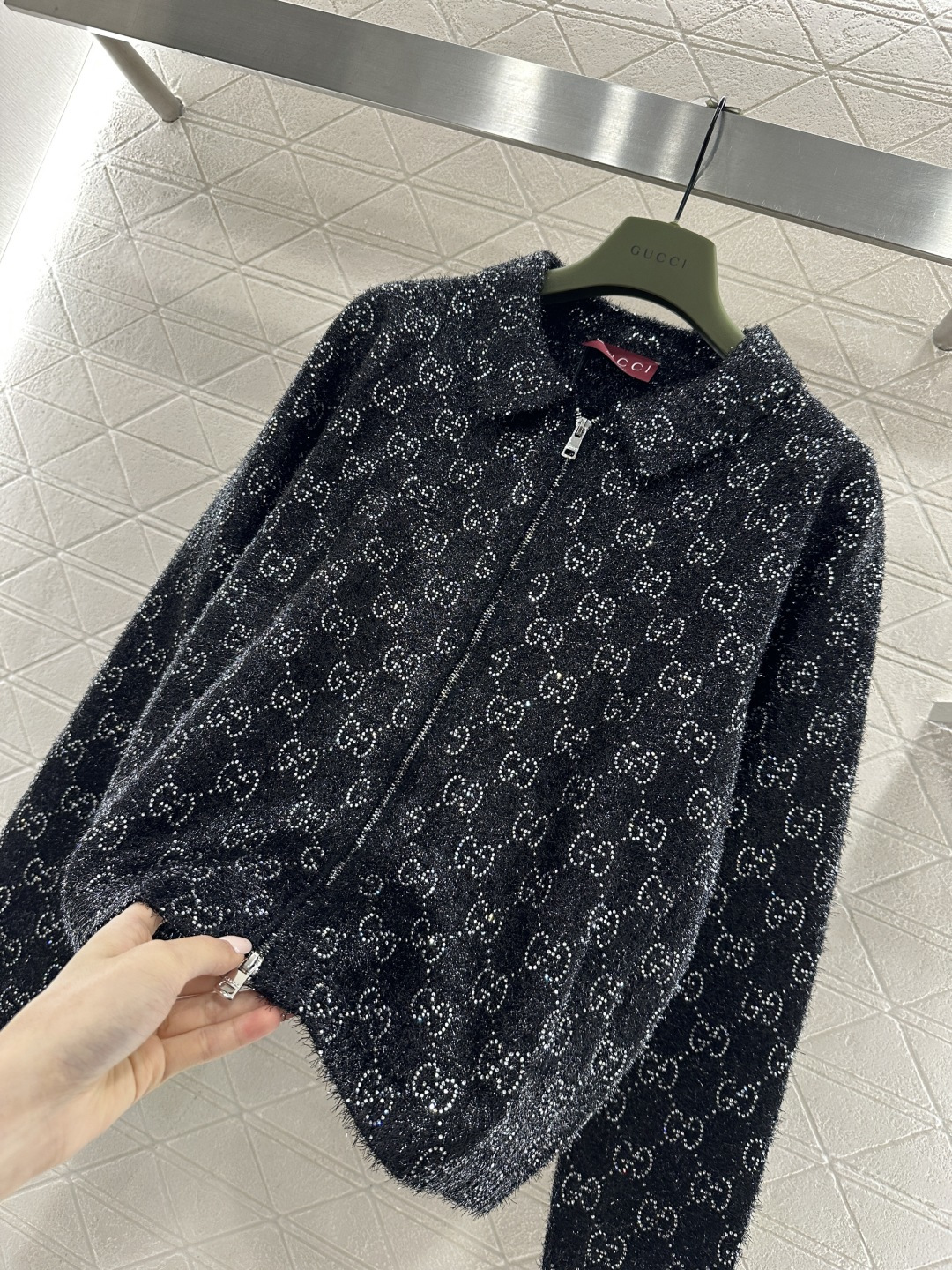 ♥Gucc*♥2026新品上架 翻领烫钻提花针织外套定制YB棉毛纱线织造，提花工艺处理，通体立体菱格分布