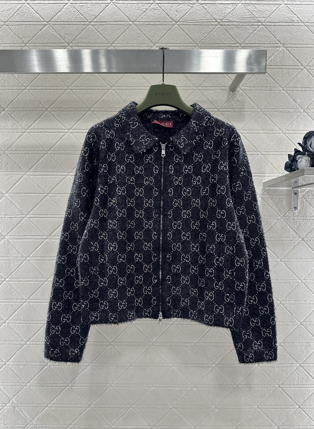 NO:697071,Gucci GG knitted jacquard zipper jacket, classic double G jacquard design, available in gray, red, and dark blue, high-quality wool blend, soft and warm, very suitable for autumn and winter, zipper closure + lapel design, casual and elegant, can be easily worn in daily or light formal occasions, paired with jeans or skirts, easy to get a sense of fashion, it is one of Gucci's iconic items!  Size SML,,gucci,skirts,jeans,jackets & coats,19860909Gucci GG针织提花拉链夹克,经典双G提花设计,灰色、红色、深蓝色三色可选,高品质羊毛混纺,柔软又保暖,秋冬穿超合适,拉链开合+翻领设计,休闲优雅兼具,日常或轻正式场合都能轻松驾驭,搭配牛仔裤或半裙,轻松get时尚感,是Gucci标志性单品之一！ 码数SML,,gucci,skirts,jeans,jackets & coats,,Women's clothing