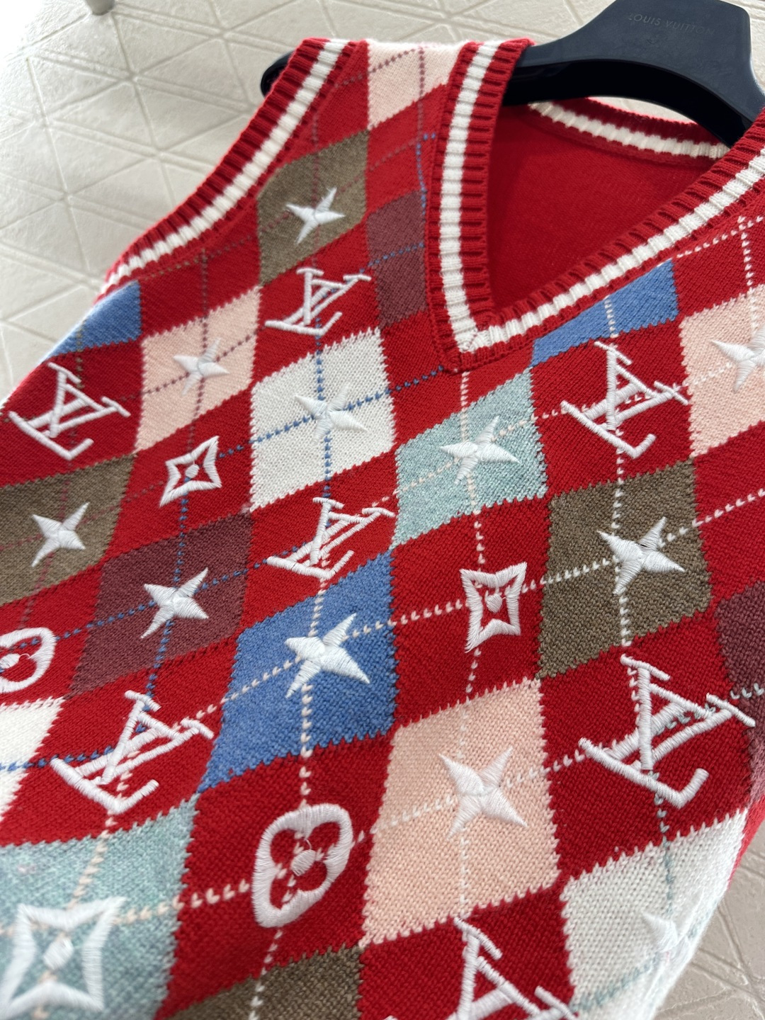 ♥Louis vuitto*♥2026新品上架 桃心领刺绣针织马甲定制YB羊毛针织材质，质感高级，舒适保