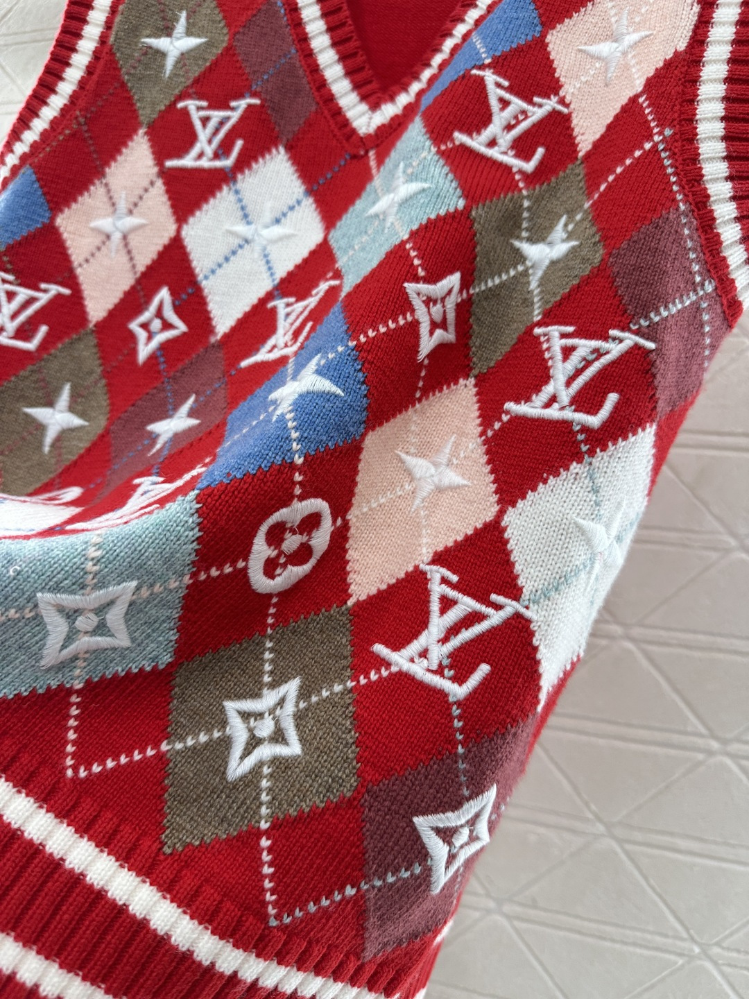 ♥Louis vuitto*♥2026新品上架 桃心领刺绣针织马甲定制YB羊毛针织材质，质感高级，舒适保