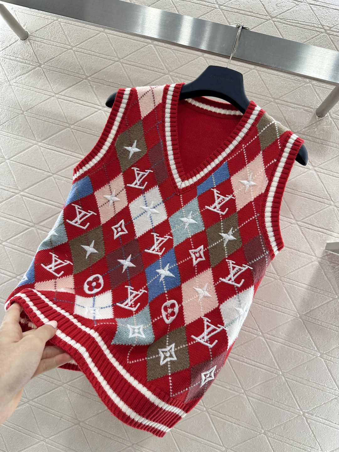 ♥Louis vuitto*♥2026新品上架 桃心领刺绣针织马甲定制YB羊毛针织材质，质感高级，舒适保