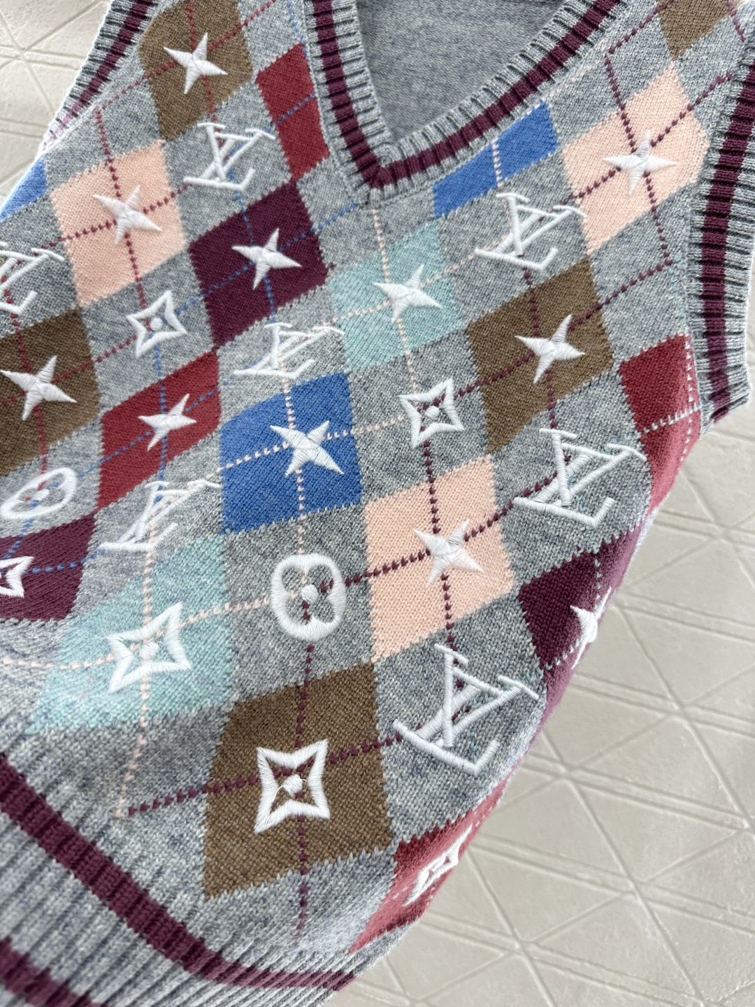 ♥Louis vuitto*♥2026新品上架 桃心领刺绣针织马甲定制YB羊毛针织材质，质感高级，舒适保