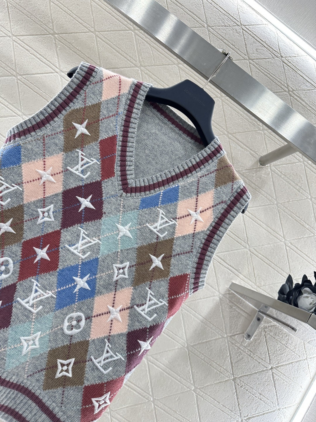 ♥Louis vuitto*♥2026新品上架 桃心领刺绣针织马甲定制YB羊毛针织材质，质感高级，舒适保