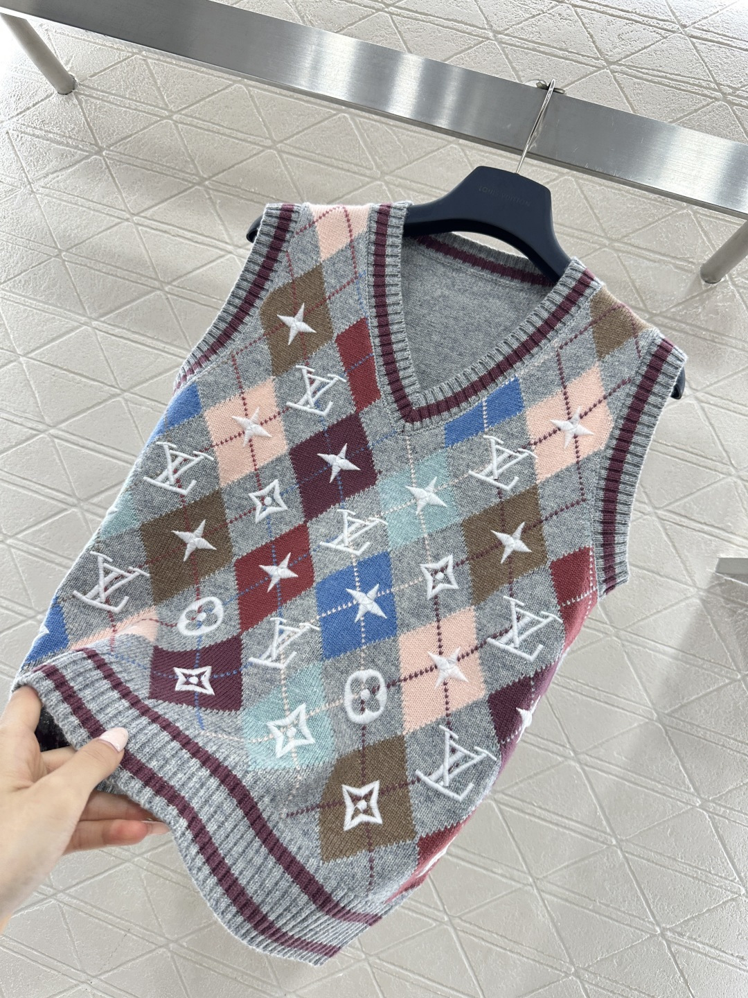 ♥Louis vuitto*♥2026新品上架 桃心领刺绣针织马甲定制YB羊毛针织材质，质感高级，舒适保