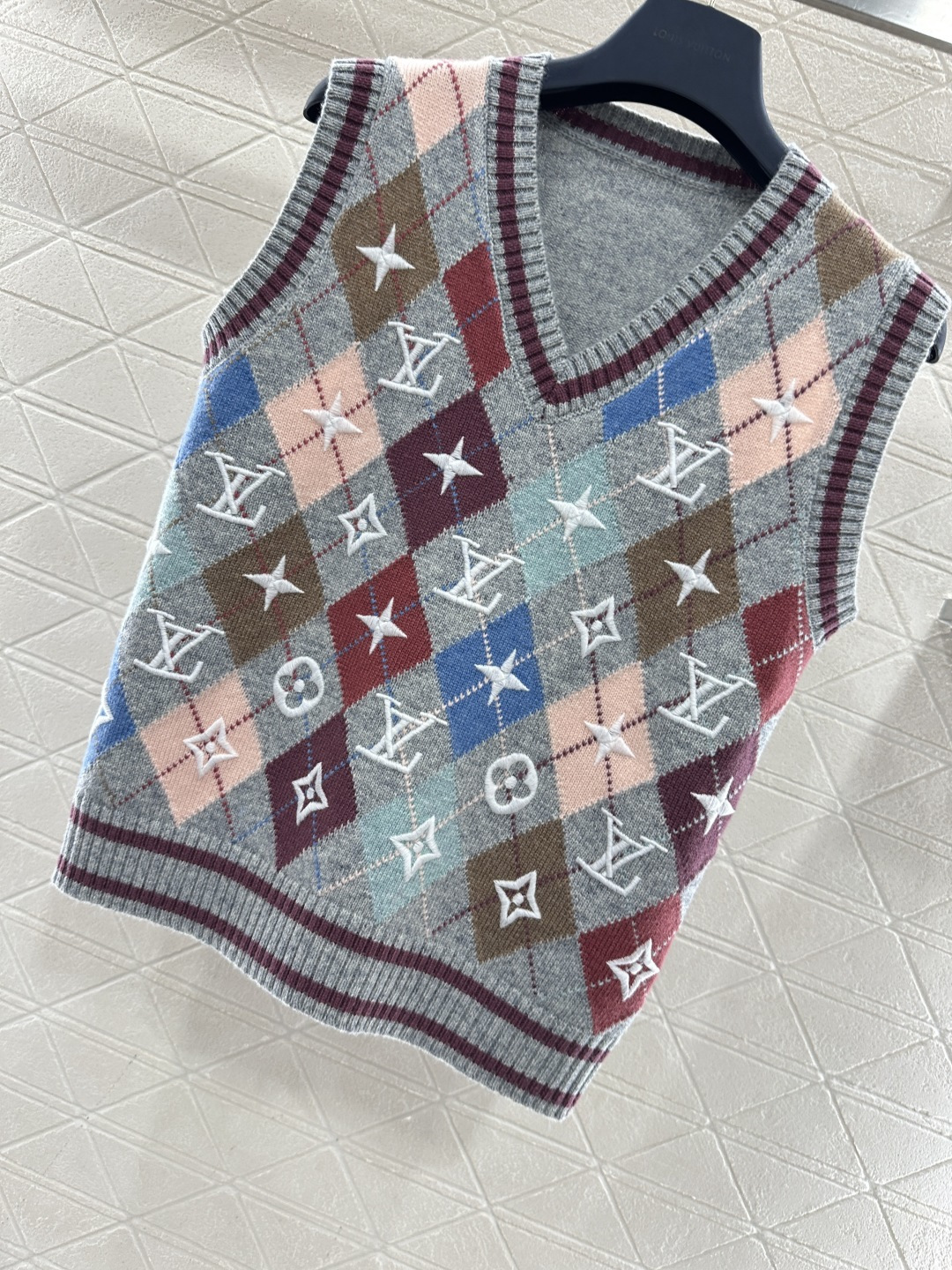 ♥Louis vuitto*♥2026新品上架 桃心领刺绣针织马甲定制YB羊毛针织材质，质感高级，舒适保