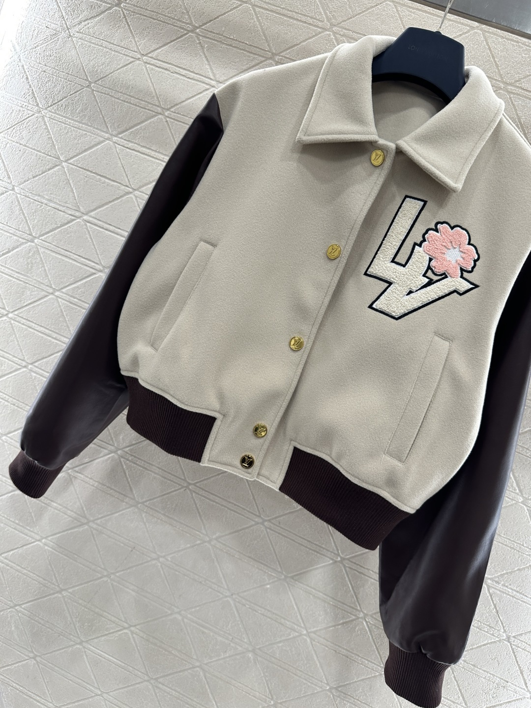 ♥Louis vuitto*♥2026新品上架 拼皮棒球毛呢外套定制YB进口毛呢材质，质感亲肤柔软，轻便