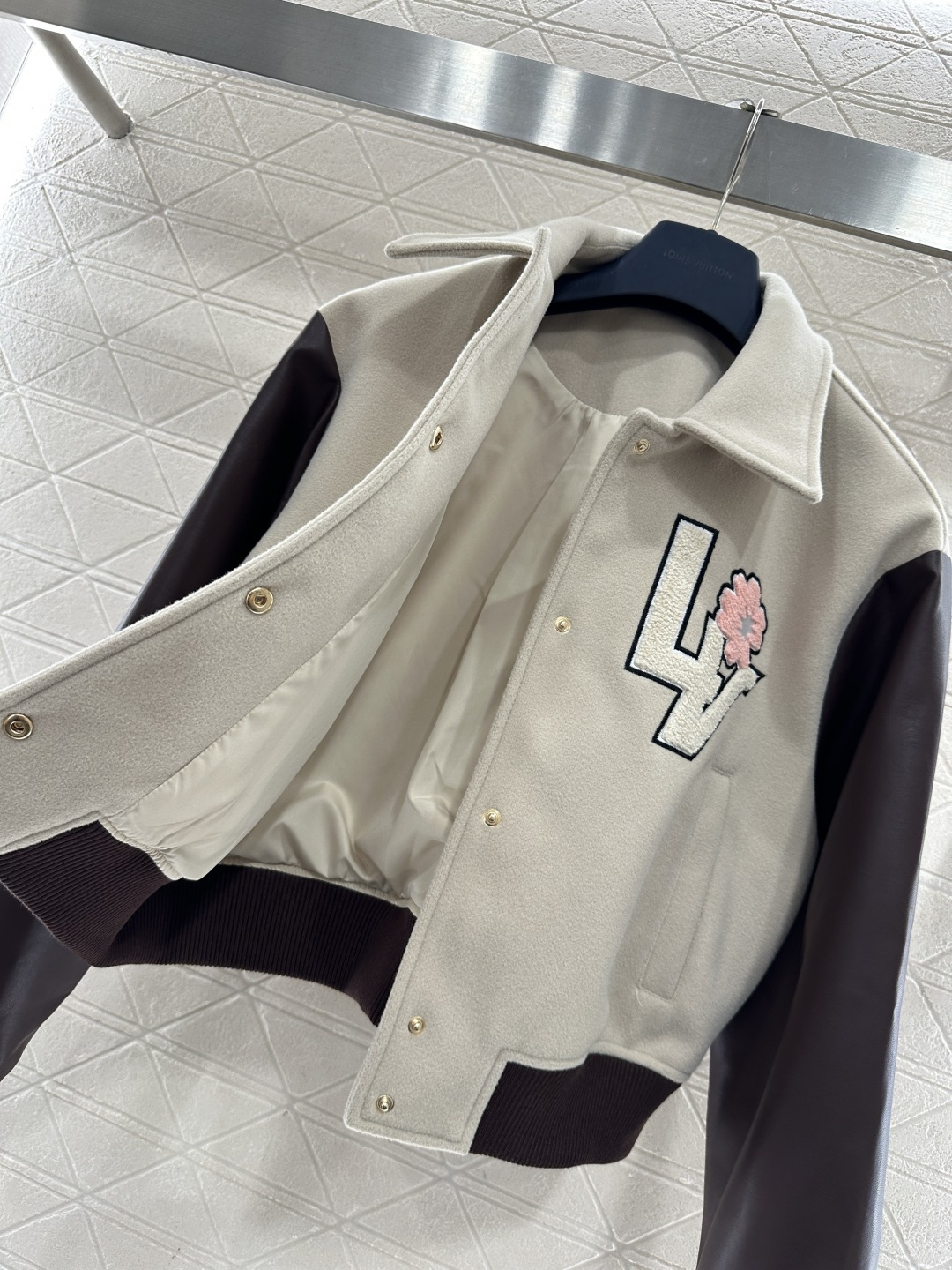 ♥Louis vuitto*♥2026新品上架 拼皮棒球毛呢外套定制YB进口毛呢材质，质感亲肤柔软，轻便