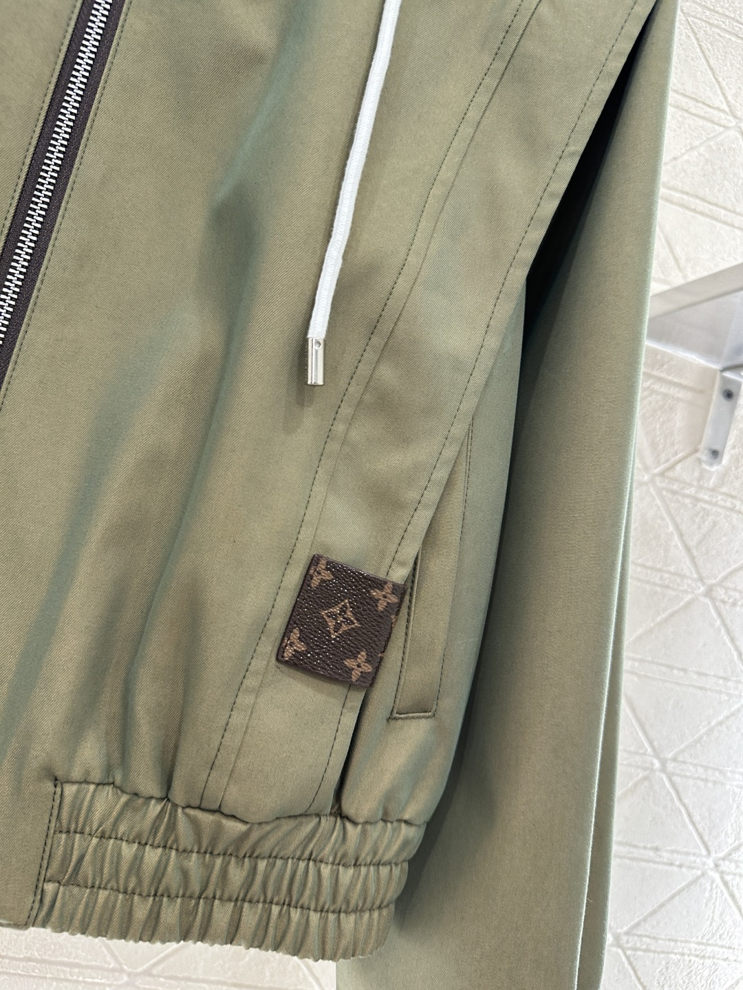 ♥Louis Vuitto*♥2026新品上架 短款垫肩翻领夹克外套定制YB进口风衣材质，其特性微弹舒适