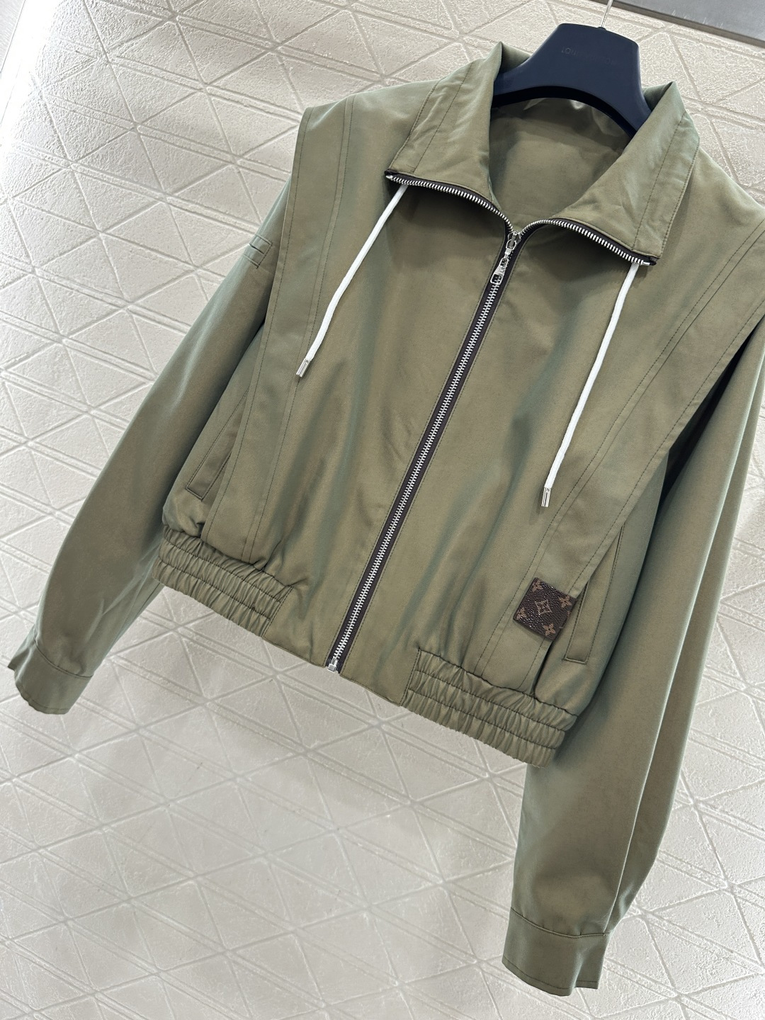 ♥Louis Vuitto*♥2026新品上架 短款垫肩翻领夹克外套定制YB进口风衣材质，其特性微弹舒适