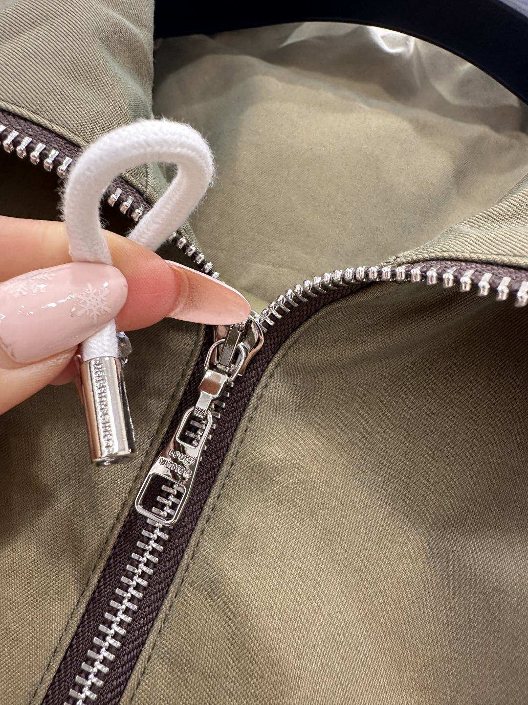 ♥Louis Vuitto*♥2026新品上架 短款垫肩翻领夹克外套定制YB进口风衣材质，其特性微弹舒适