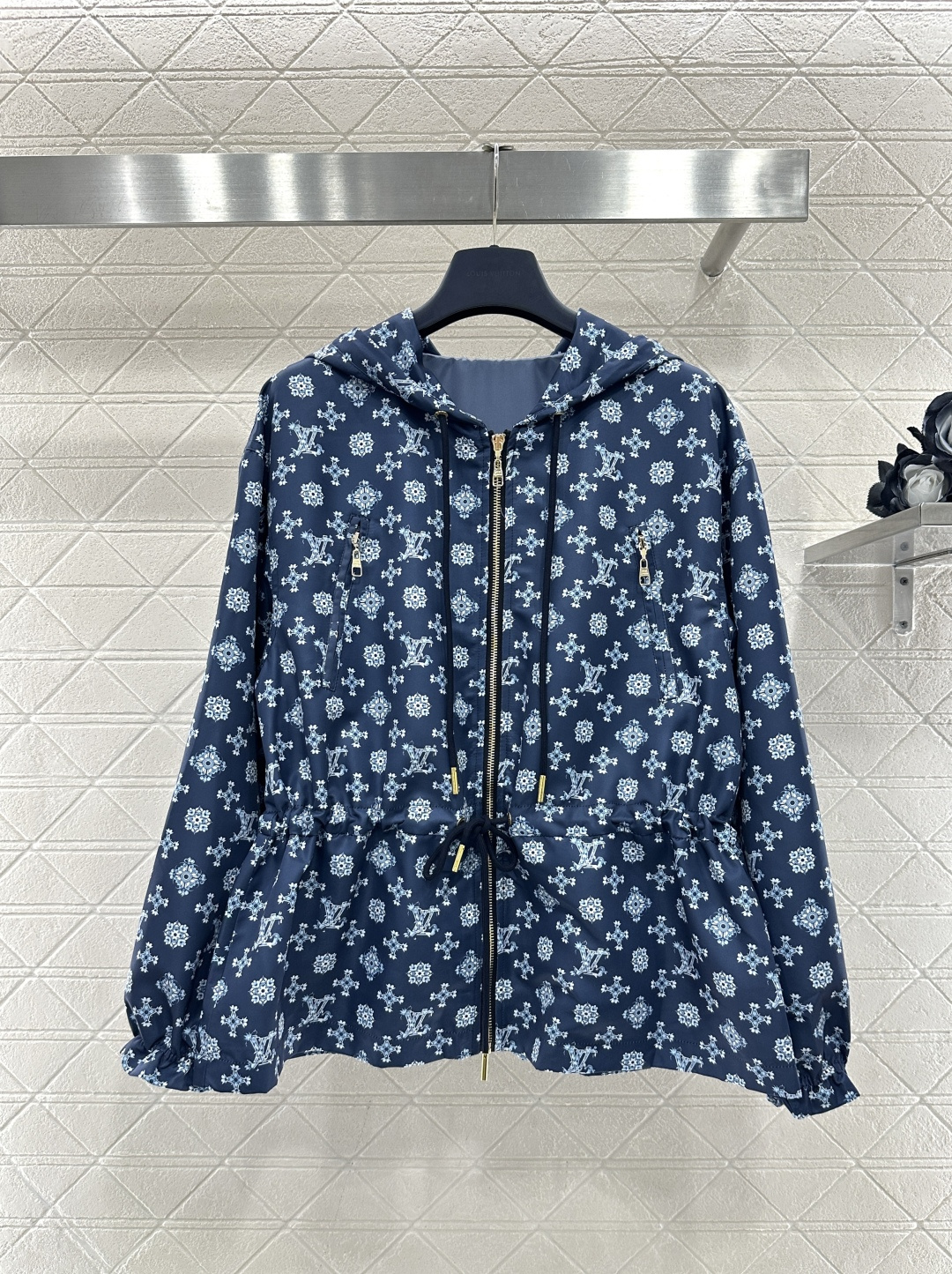 ♥Louis vuitto*♥2026新品上架 连帽抽绳冲锋衣外套定制YB进口冲锋材质，冲锋衣材质，挺括