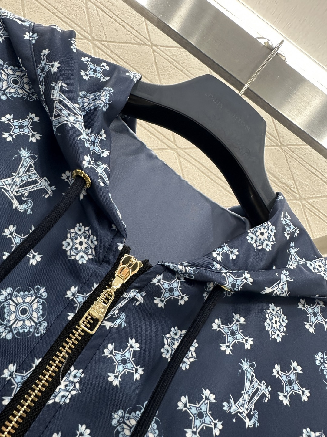 ♥Louis vuitto*♥2026新品上架 连帽抽绳冲锋衣外套定制YB进口冲锋材质，冲锋衣材质，挺括