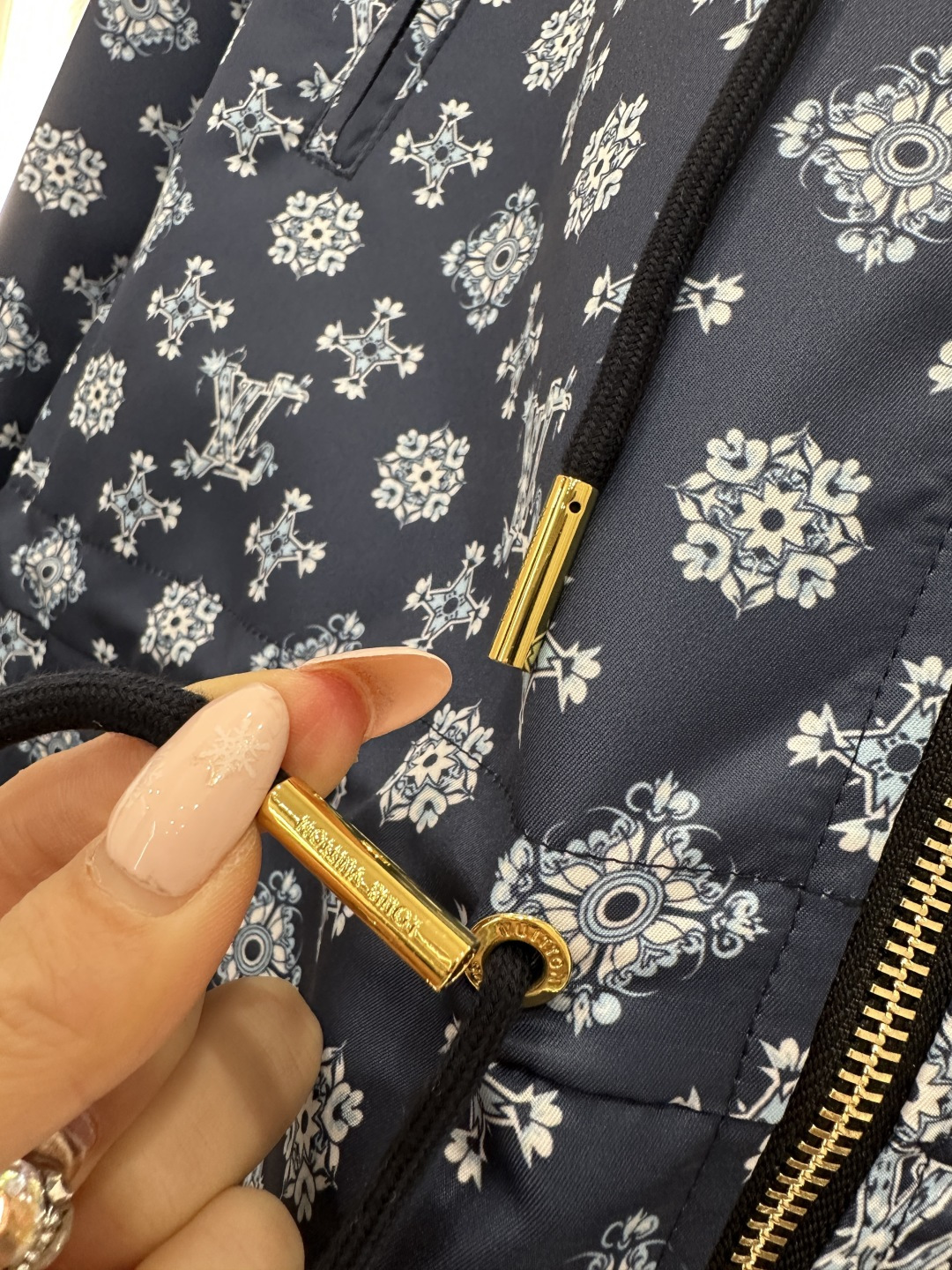 ♥Louis vuitto*♥2026新品上架 连帽抽绳冲锋衣外套定制YB进口冲锋材质，冲锋衣材质，挺括