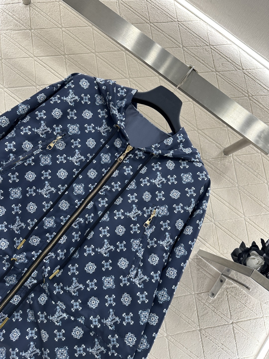 ♥Louis vuitto*♥2026新品上架 连帽抽绳冲锋衣外套定制YB进口冲锋材质，冲锋衣材质，挺括