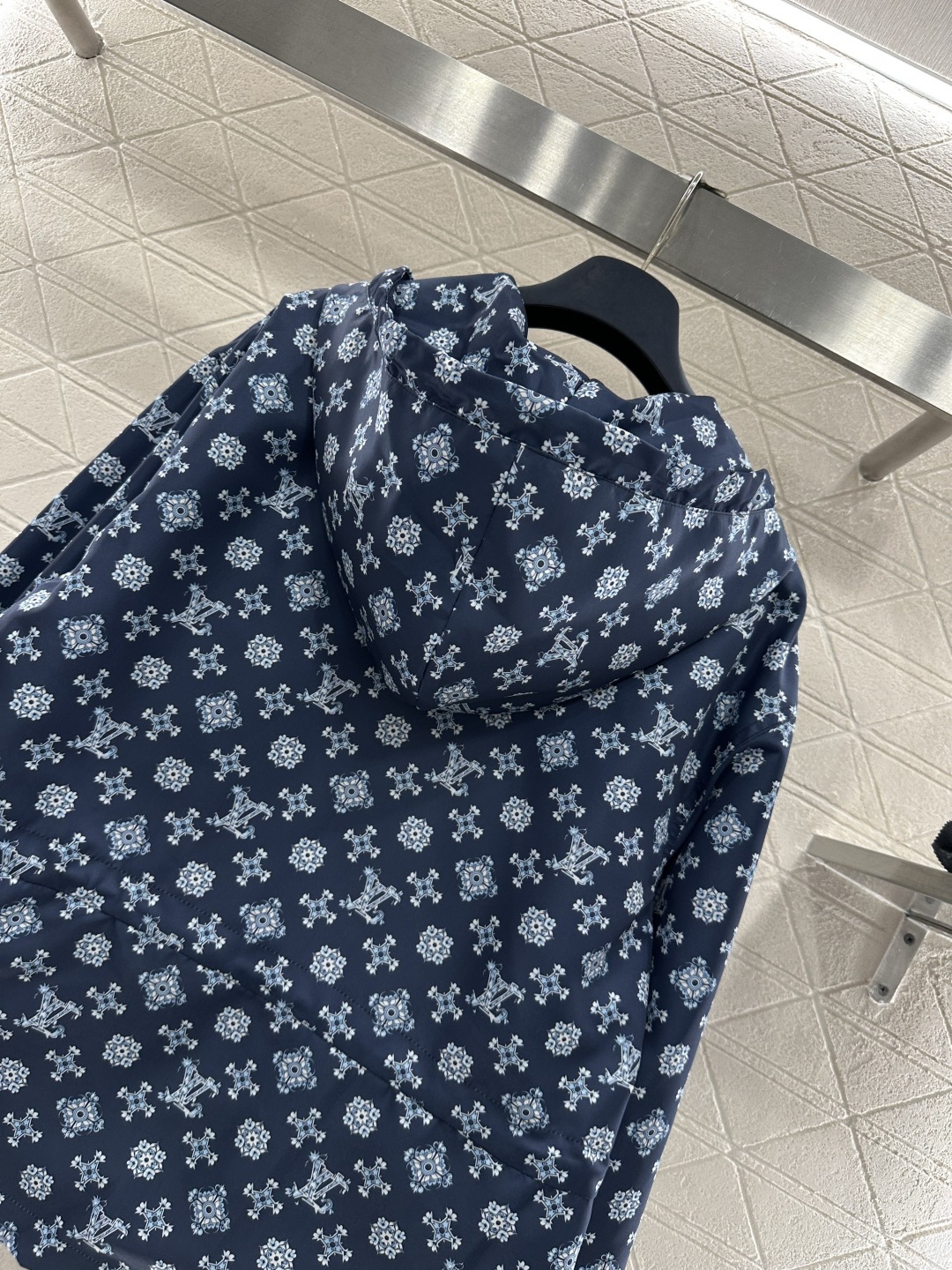 ♥Louis vuitto*♥2026新品上架 连帽抽绳冲锋衣外套定制YB进口冲锋材质，冲锋衣材质，挺括