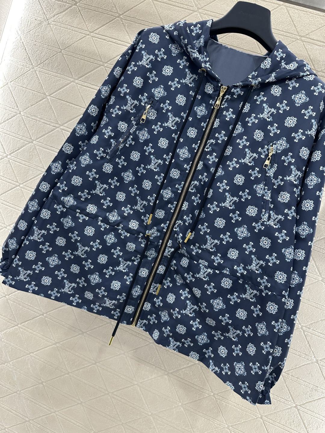 ♥Louis vuitto*♥2026新品上架 连帽抽绳冲锋衣外套定制YB进口冲锋材质，冲锋衣材质，挺括