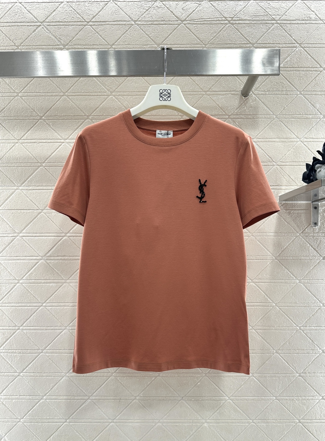 ♥Saint lauren*♥2026新品上架 钉珠字母徽标𝑇𝑒𝑒定制YB丝光全棉材质，透气舒适，质感十