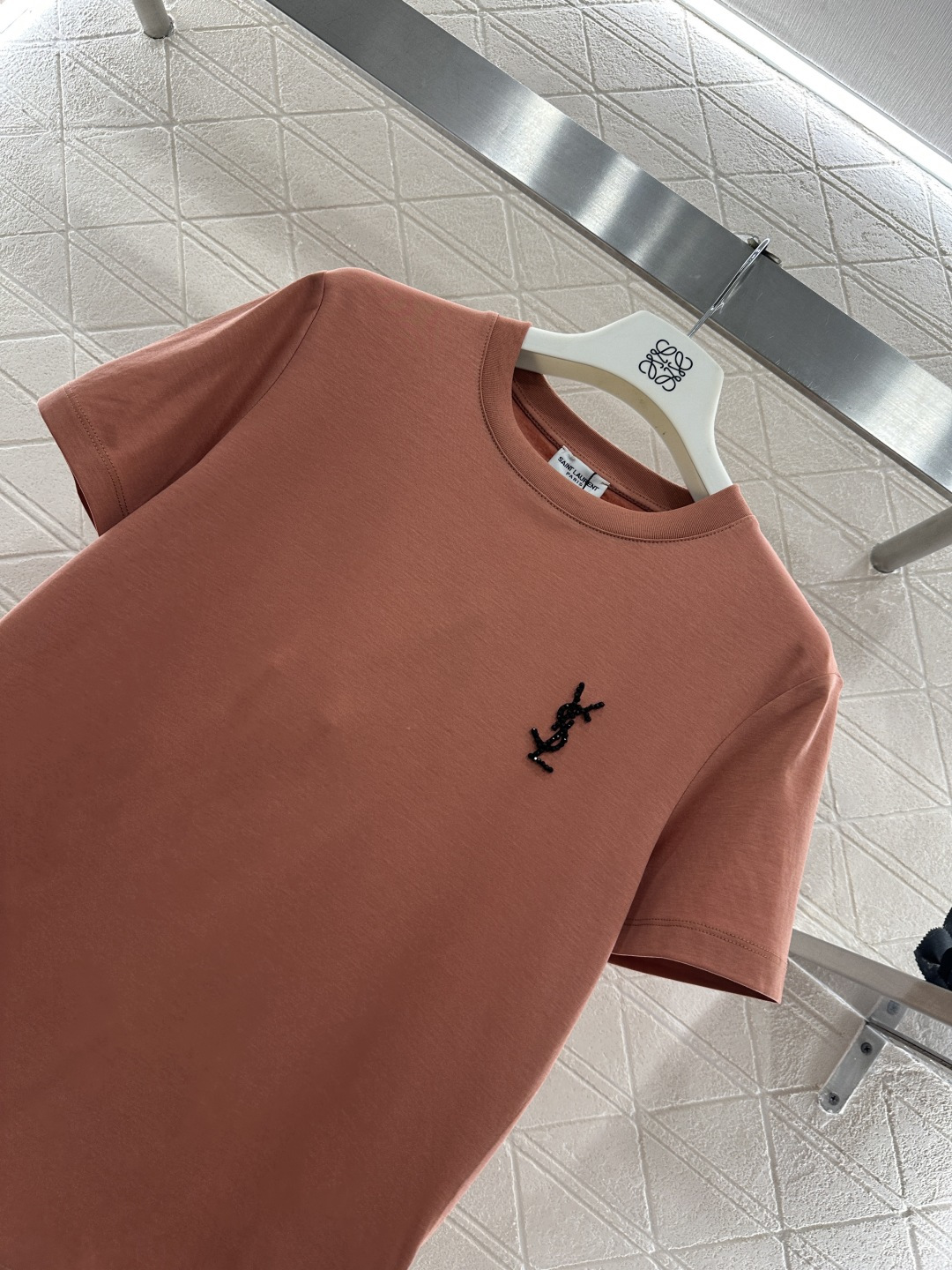 ♥Saint lauren*♥2026新品上架 钉珠字母徽标𝑇𝑒𝑒定制YB丝光全棉材质，透气舒适，质感十