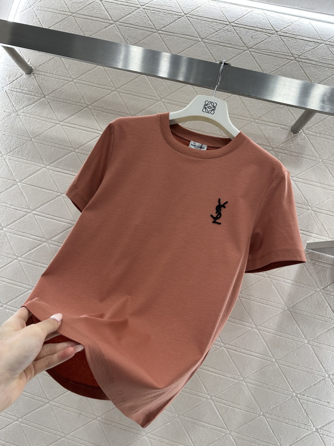 ♥Saint lauren*♥2026新品上架 钉珠字母徽标𝑇𝑒𝑒定制YB丝光全棉材质，透气舒适，质感十