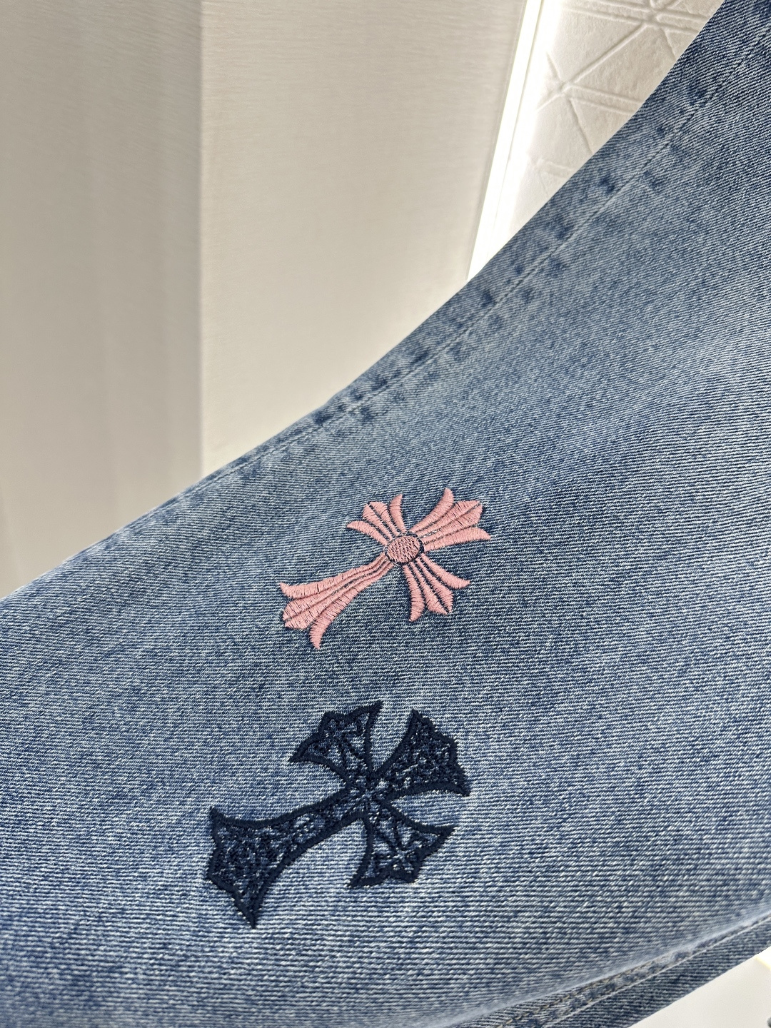 ♥Chrome Heart*♥2026新品上架 牛仔刺绣十字架弯刀长裤定制YB斜纹棉牛仔材质，酵素水洗，