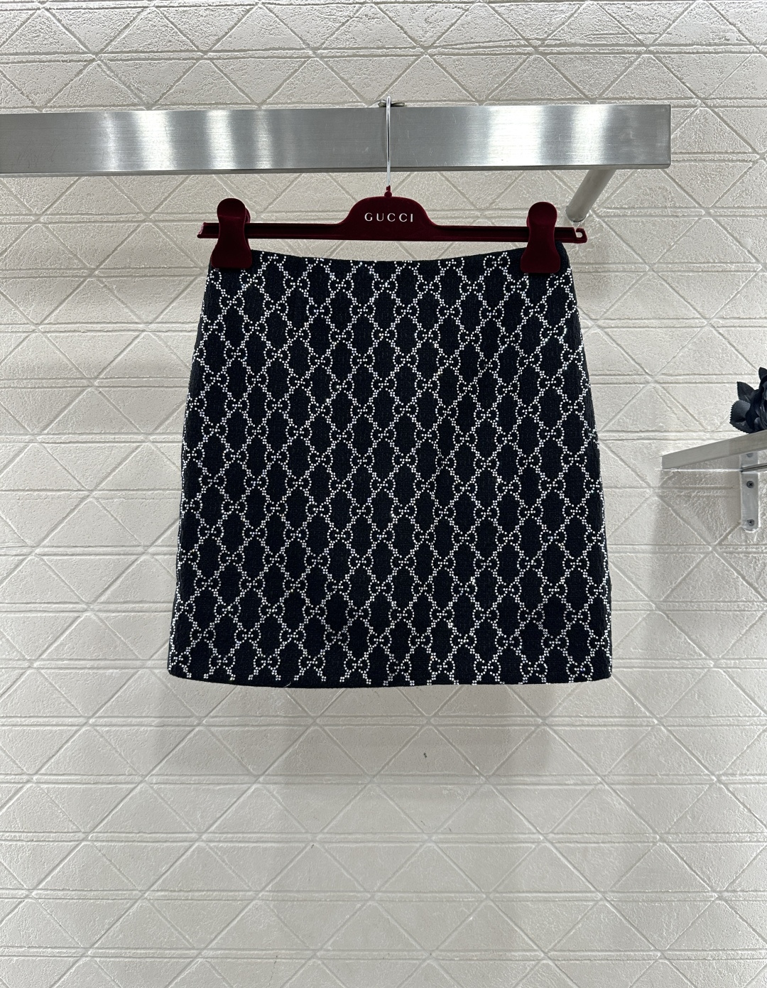 ♥Gucc*♥2026新品上架 翻领烫钻短款外套半裙套装定制YB进口材质，通体烫钻立体菱格分布，满铺双G