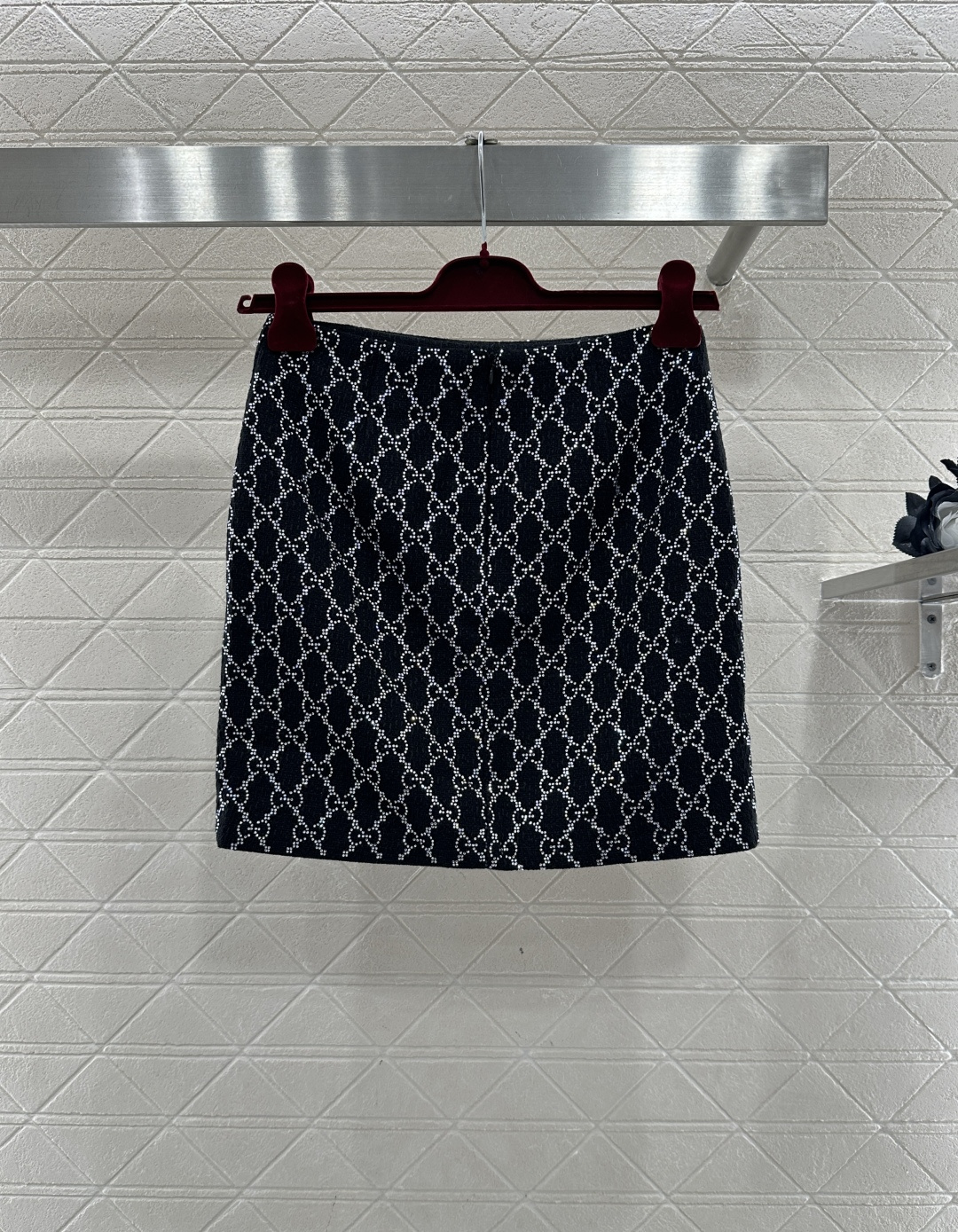 ♥Gucc*♥2026新品上架 翻领烫钻短款外套半裙套装定制YB进口材质，通体烫钻立体菱格分布，满铺双G