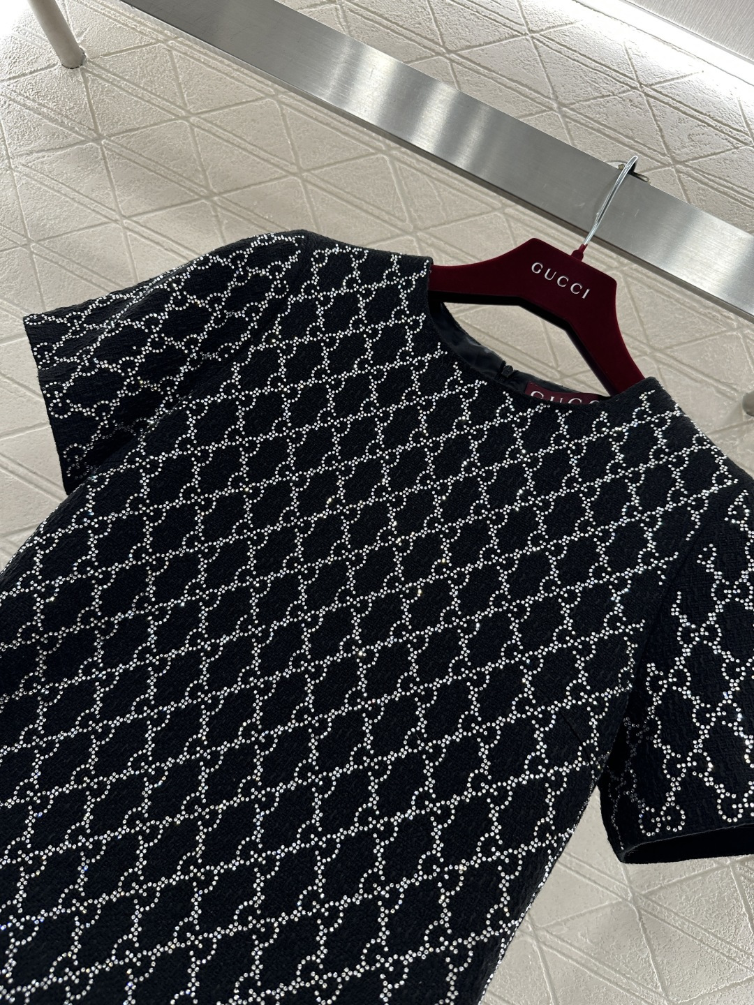 ♥Gucc*♥2026新品上架 烫钻短袖连衣裙定制YB进口材质，通体烫钻立体菱格分布，圆领短袖连衣裙，质