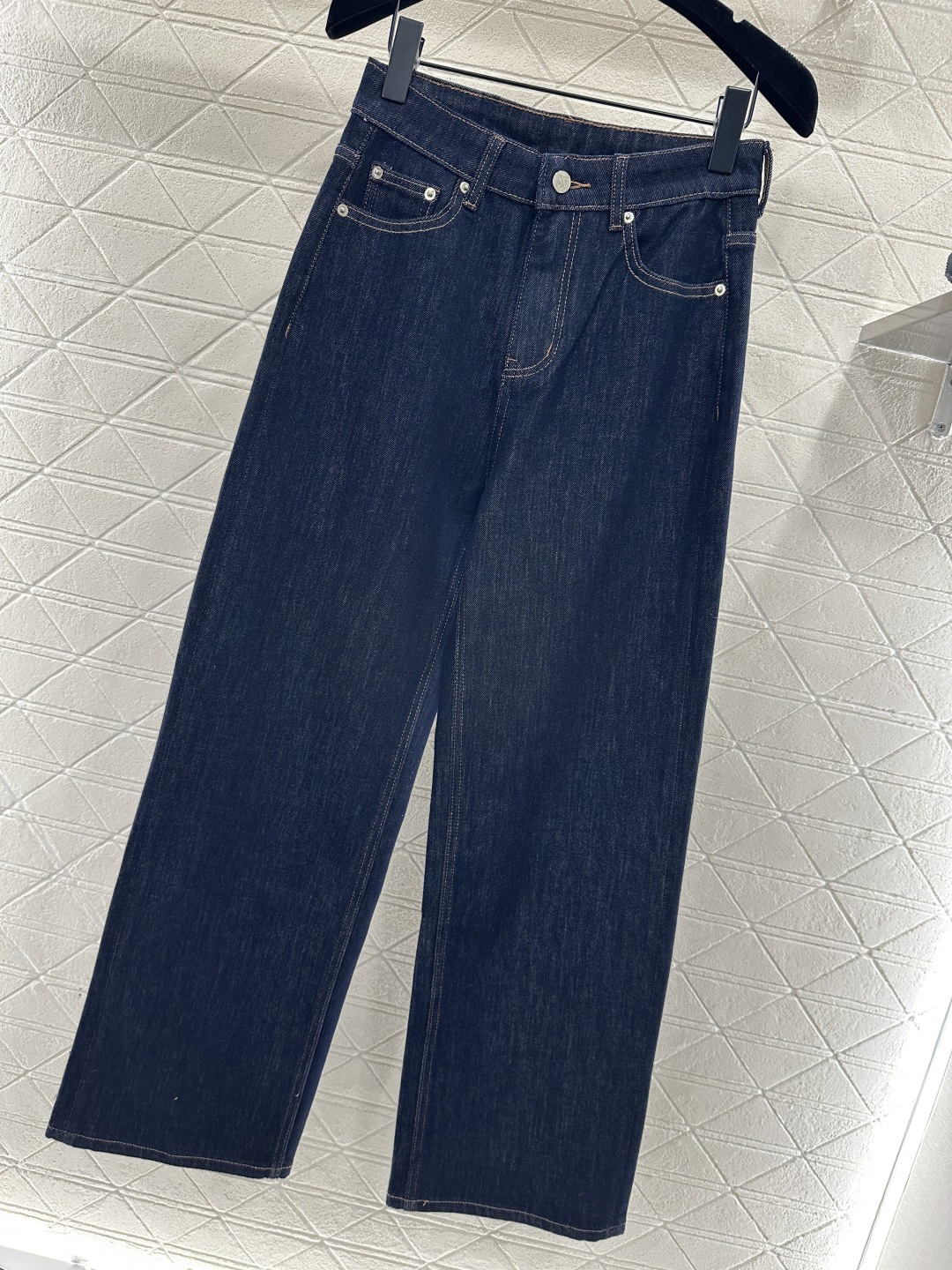 ♥Loew*♥2026新品上架 高腰水洗纹直筒长裤定制YB斜纹棉牛仔材质，多重水洗，呈现出挺括质感，这款