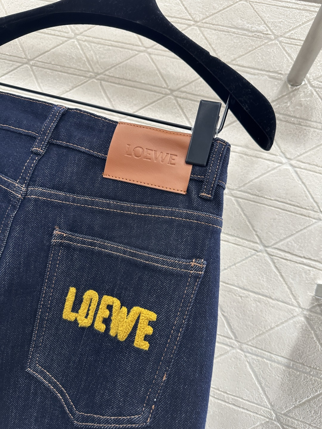 ♥Loew*♥2026新品上架 高腰水洗纹直筒长裤定制YB斜纹棉牛仔材质，多重水洗，呈现出挺括质感，这款