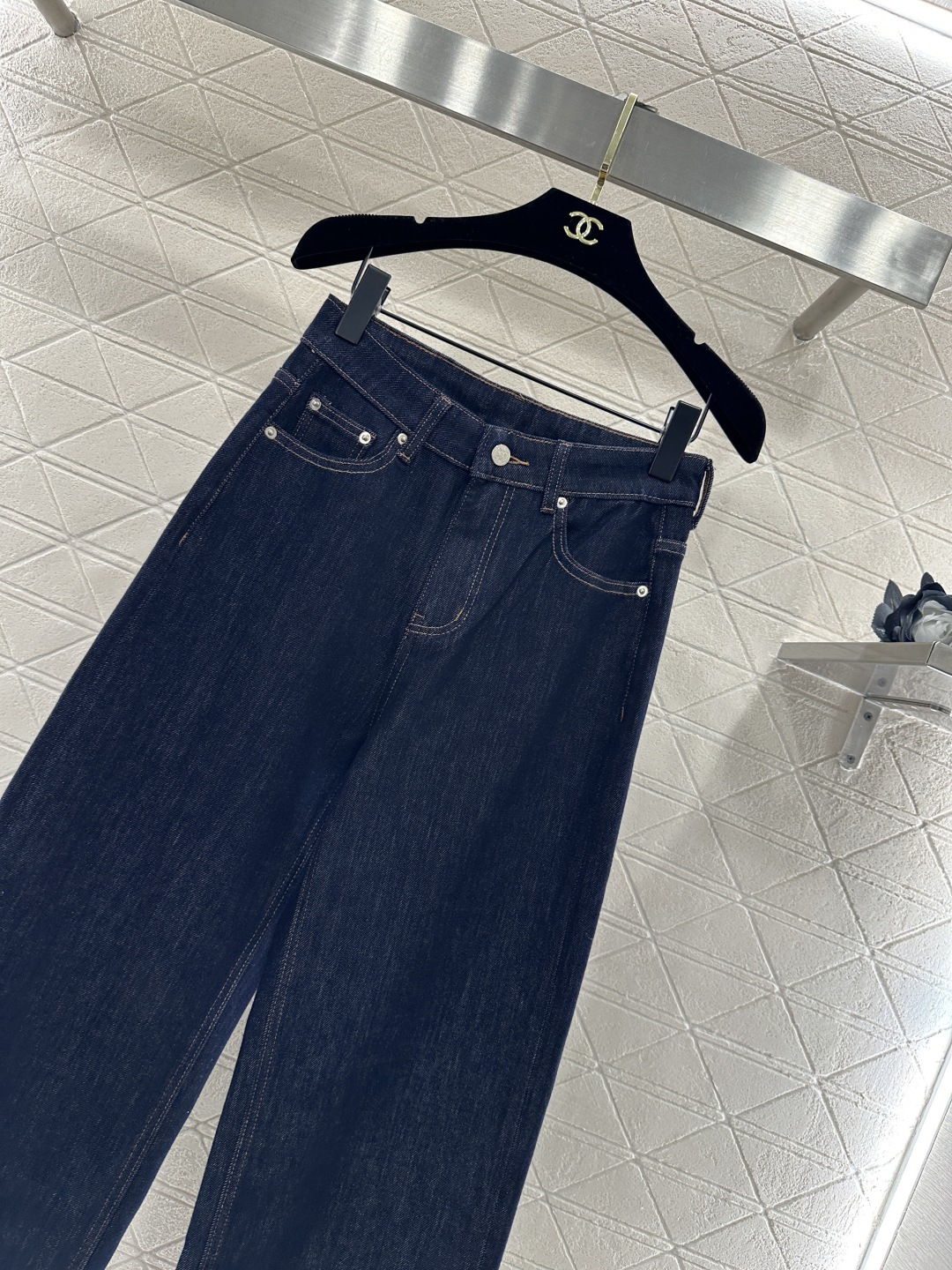 ♥Loew*♥2026新品上架 高腰水洗纹直筒长裤定制YB斜纹棉牛仔材质，多重水洗，呈现出挺括质感，这款