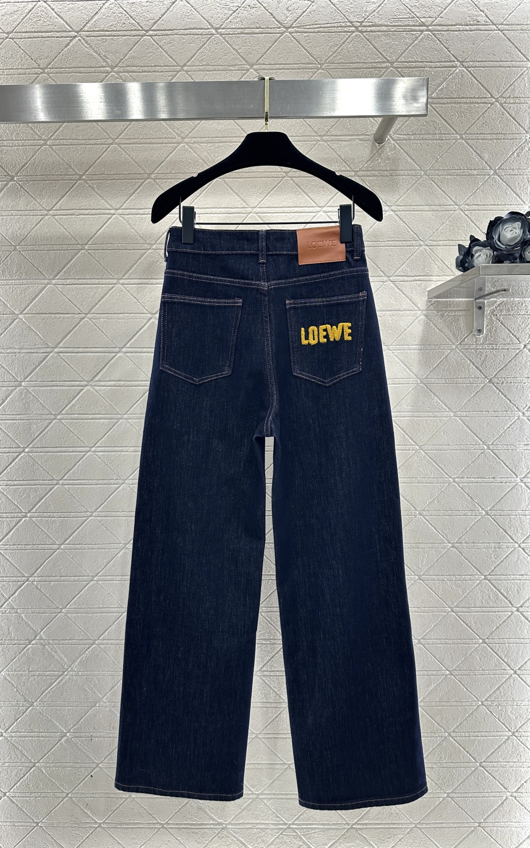 ♥Loew*♥2026新品上架 高腰水洗纹直筒长裤定制YB斜纹棉牛仔材质，多重水洗，呈现出挺括质感，这款