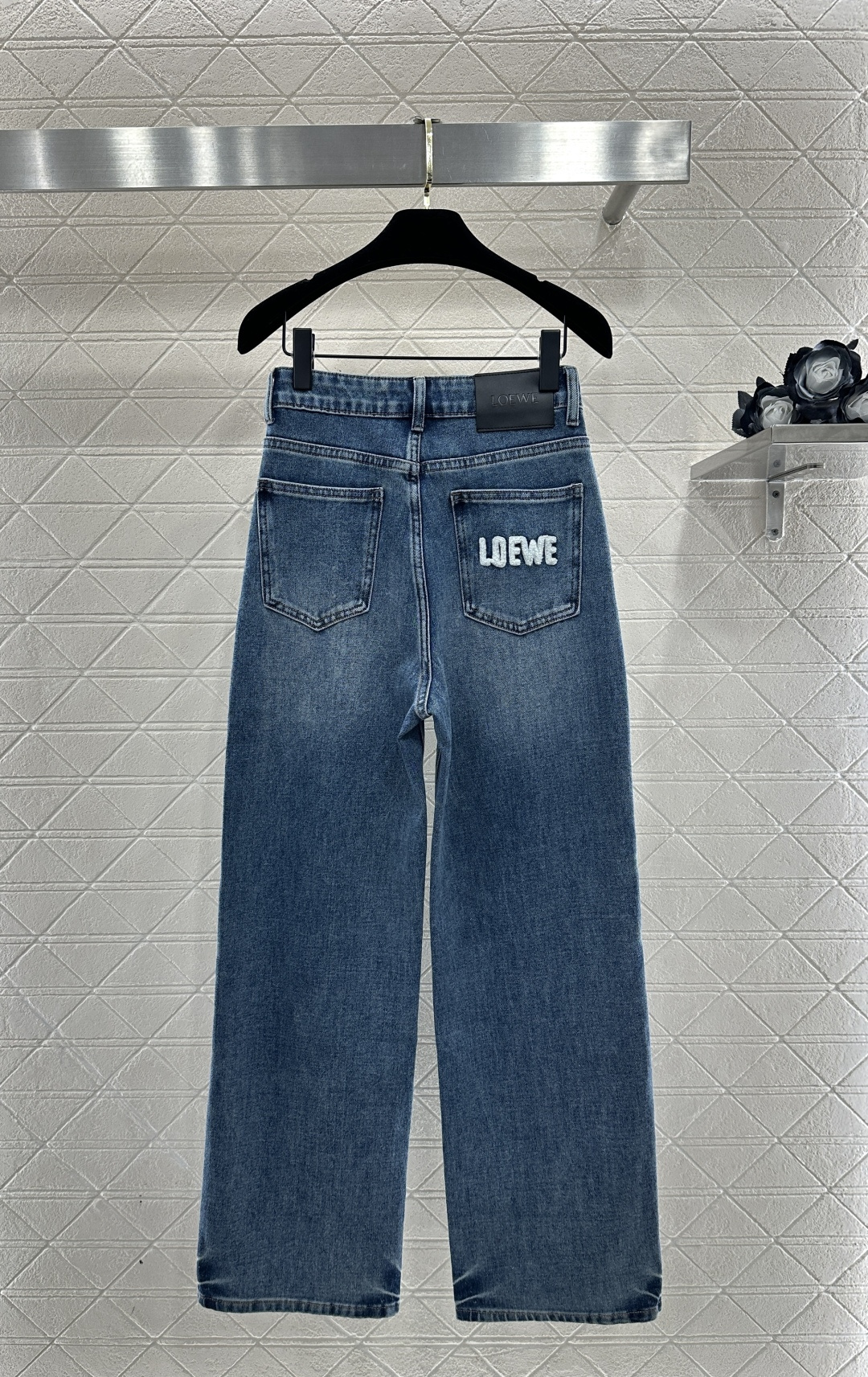 ♥Loew*♥2026新品上架 高腰水洗纹直筒长裤定制YB斜纹棉牛仔材质，多重水洗，呈现出挺括质感，这款
