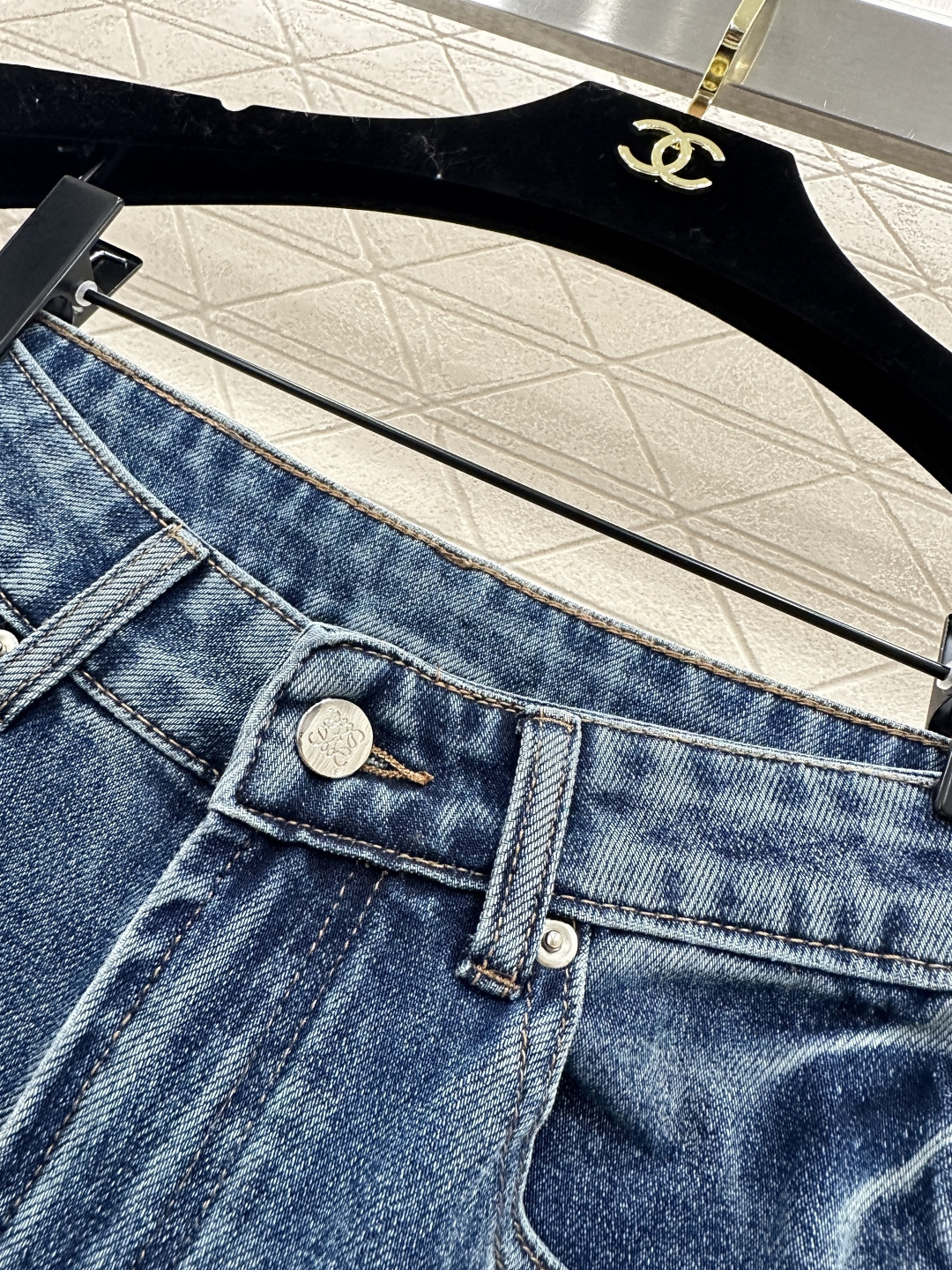 ♥Loew*♥2026新品上架 高腰水洗纹直筒长裤定制YB斜纹棉牛仔材质，多重水洗，呈现出挺括质感，这款