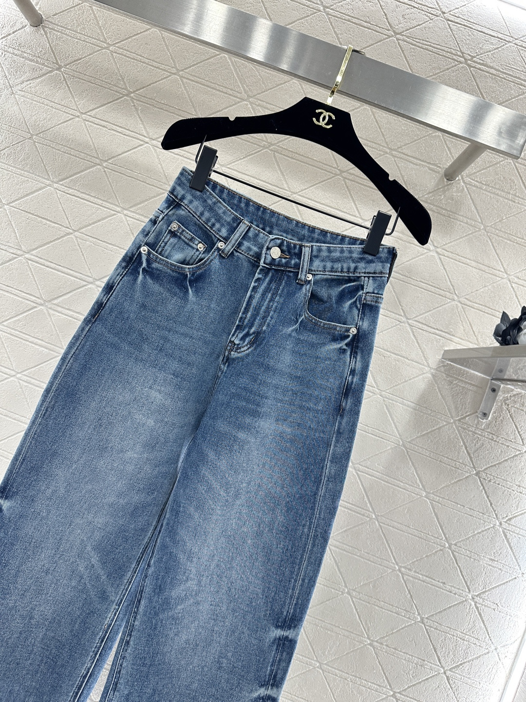 ♥Loew*♥2026新品上架 高腰水洗纹直筒长裤定制YB斜纹棉牛仔材质，多重水洗，呈现出挺括质感，这款