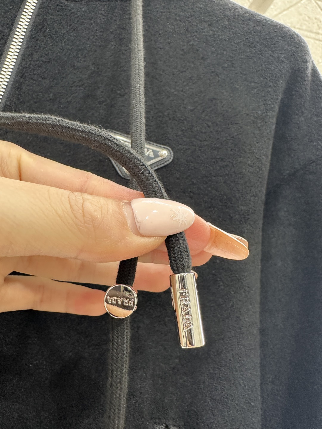 ♥Prad*♥2026新品上架 连帽抽绳外套长裤套装定制YB进口毛呢材质，肌理明显，穿搭舒适，连帽抽绳拉