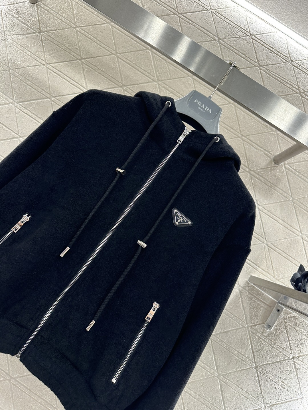 ♥Prad*♥2026新品上架 连帽抽绳外套长裤套装定制YB进口毛呢材质，肌理明显，穿搭舒适，连帽抽绳拉