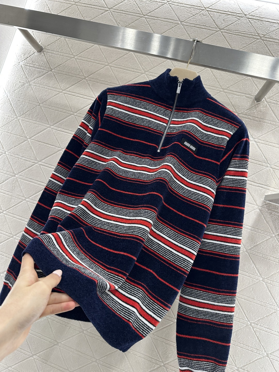 ♥Miumi*♥2026新品上架 针织条纹立领长袖定制YB进口纱线织造，软糯质地，舒适亲肤，立领拉链半开