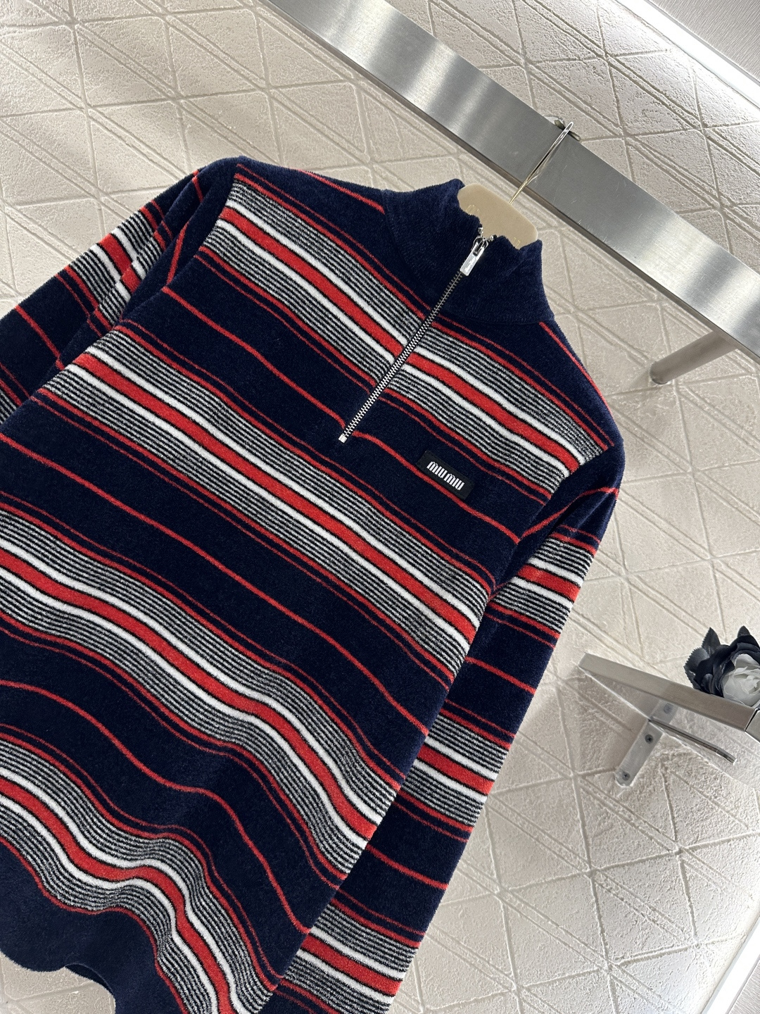 ♥Miumi*♥2026新品上架 针织条纹立领长袖定制YB进口纱线织造，软糯质地，舒适亲肤，立领拉链半开