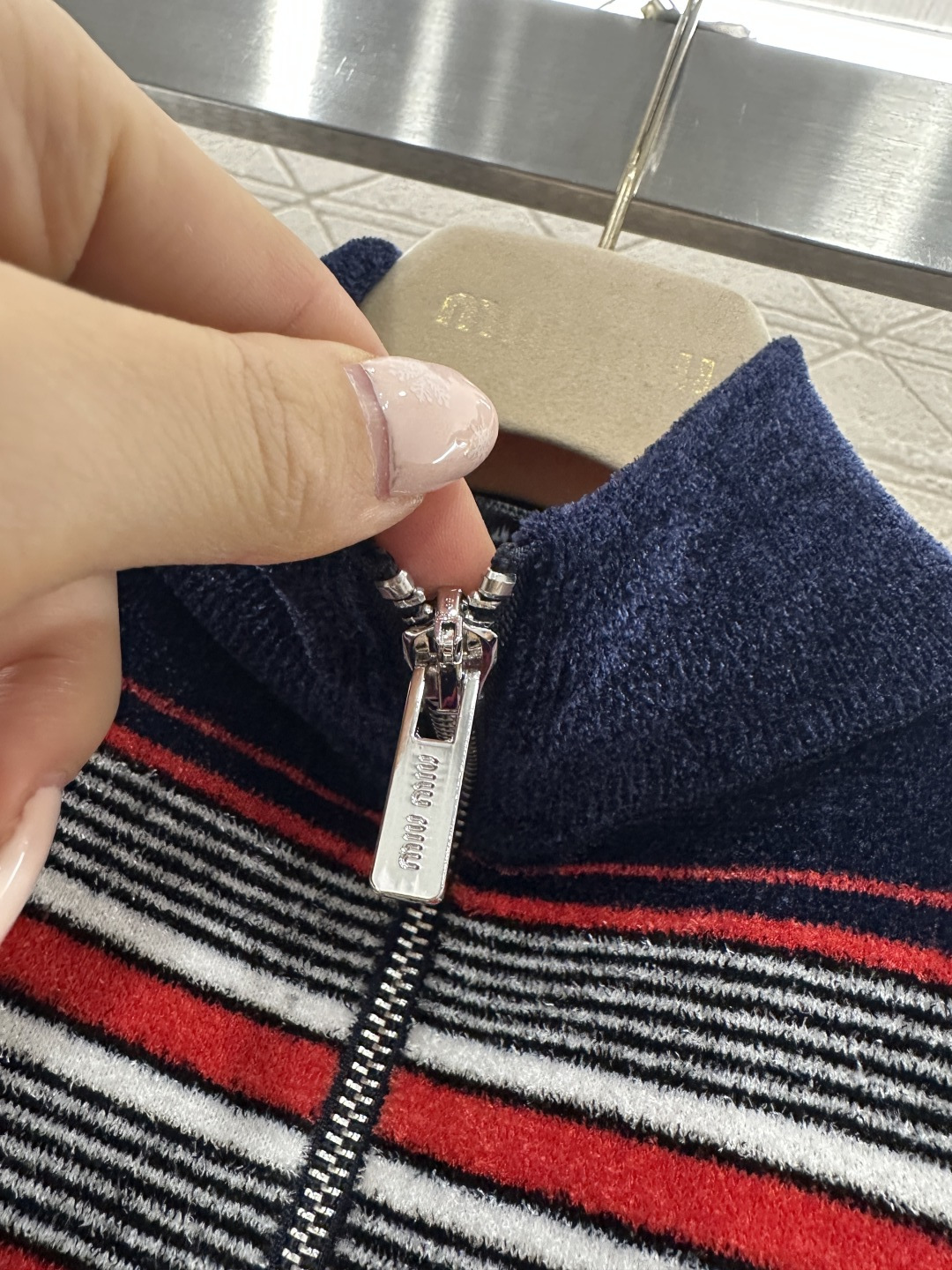 ♥Miumi*♥2026新品上架 针织条纹立领长袖定制YB进口纱线织造，软糯质地，舒适亲肤，立领拉链半开